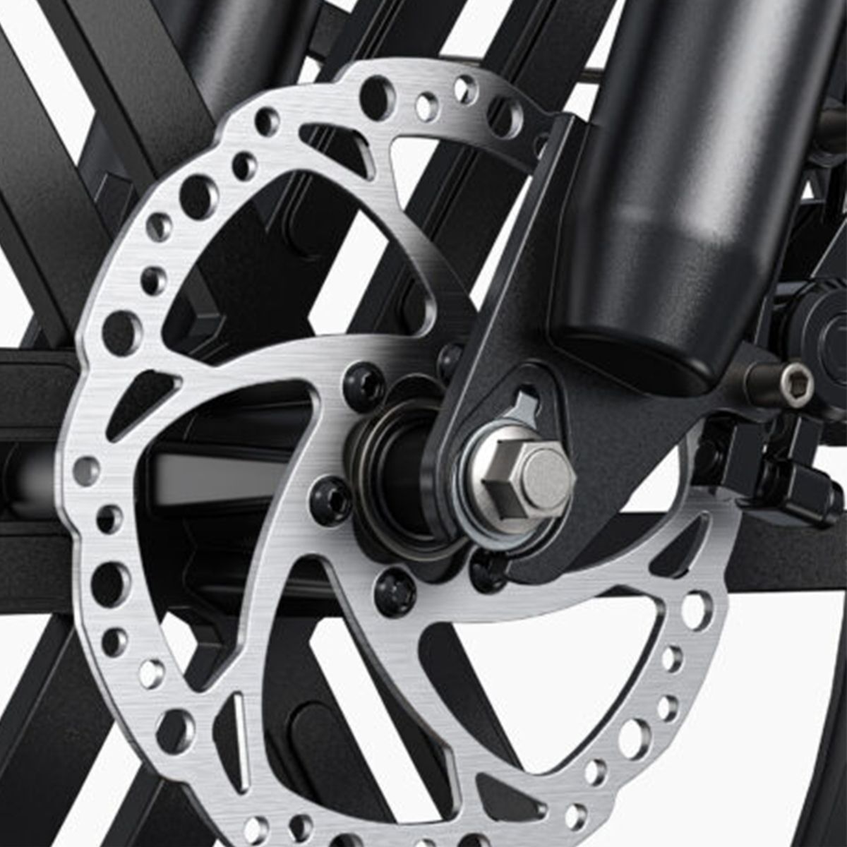 Primo piano del freno anteriore di una bicicletta. Disco freno argentato forato, forcella nera.