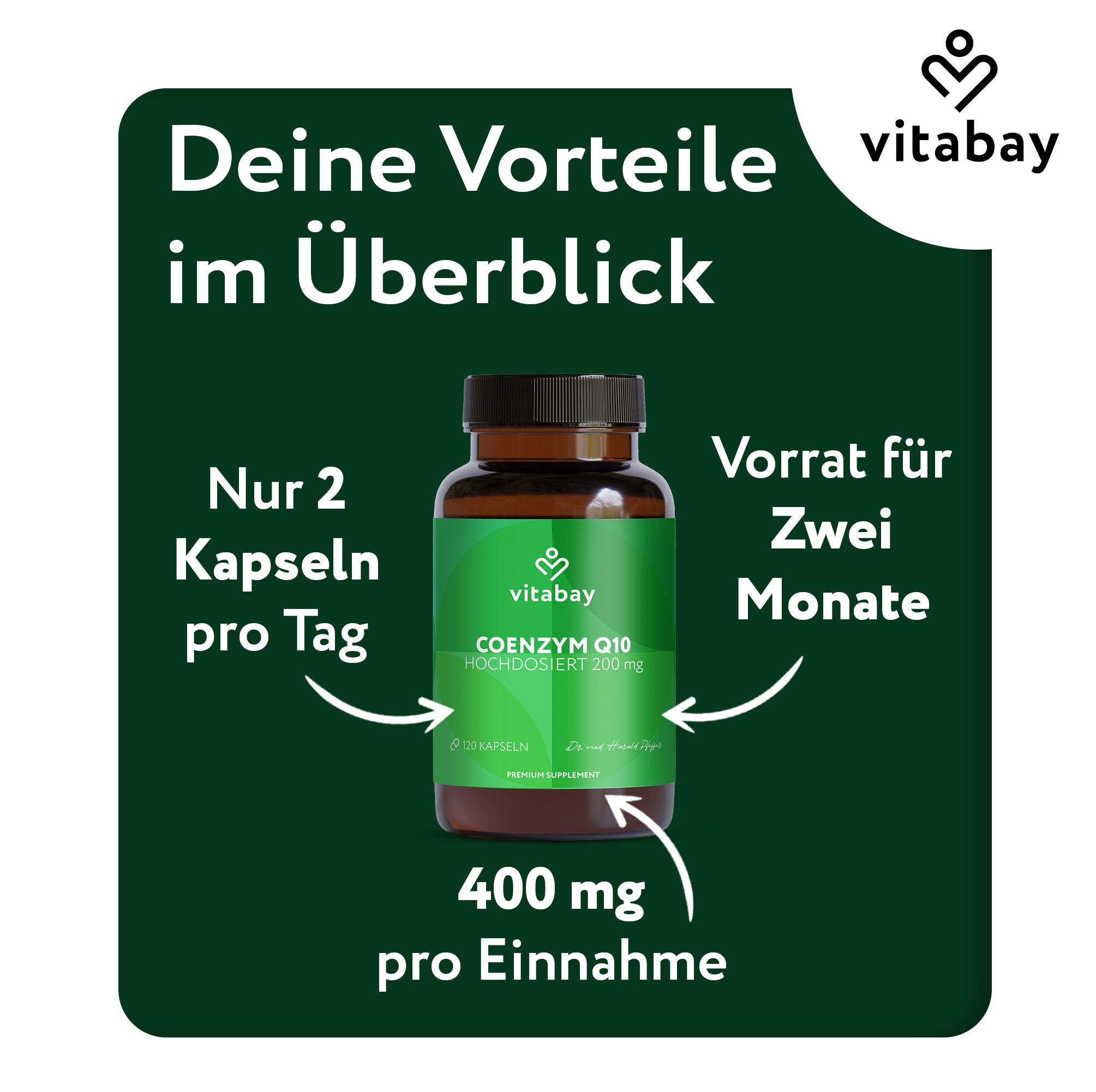 Sfondo verde con una bottiglia. Testo: Solo 2 capsule al giorno, Scorta per due mesi, 400 mg per assunzione. Vitabay Coenzym Q10 200mg.