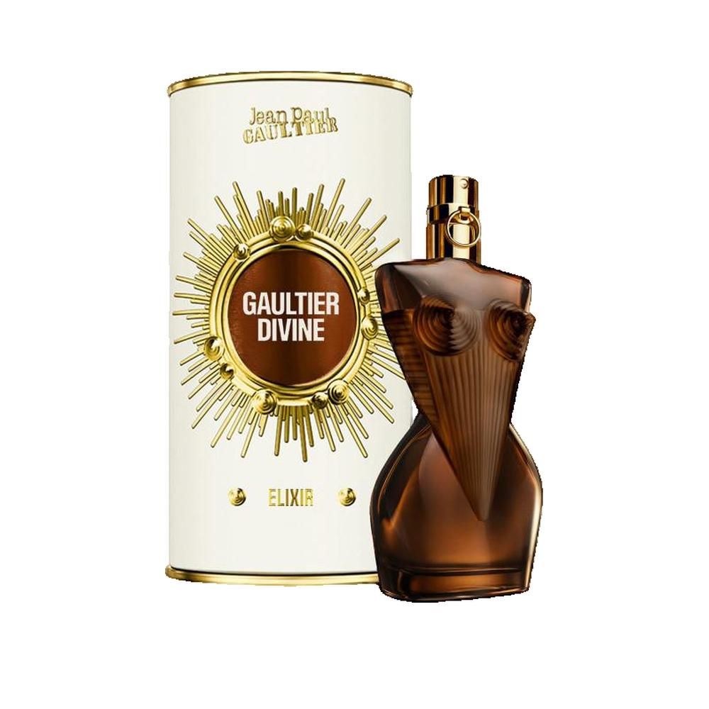 Flacone di profumo accanto alla confezione. Flacone a forma di corpo femminile, marrone. Confezione bianca con logo e testo dorati.