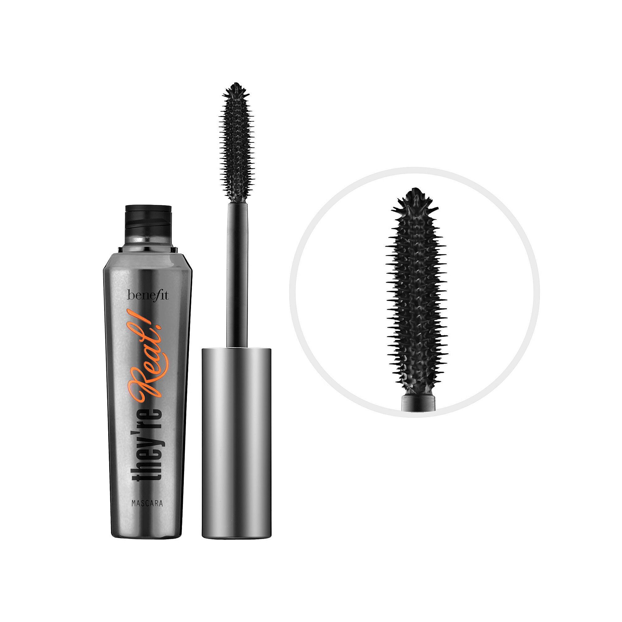 Tubo mascara argentato con tappo nero e scritta arancione "they're Real!". Pennello con setole fitte.