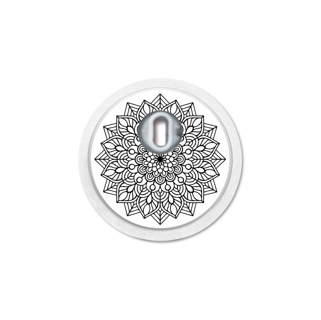 Adesivo rotondo con motivo mandala e sensore centrale. Design in bianco e nero.