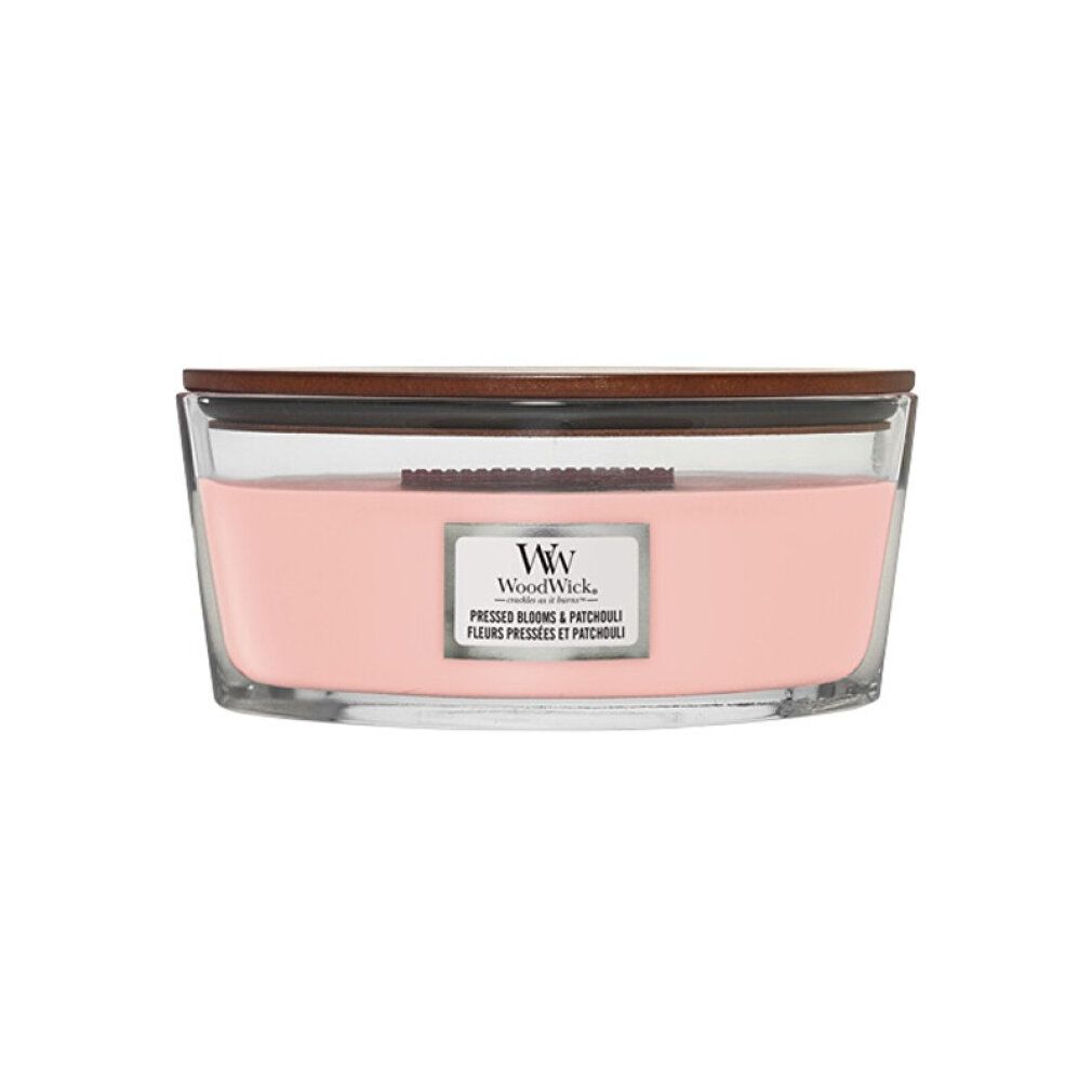 Candela rosa con stoppino in legno in contenitore di vetro con coperchio in legno. Etichetta con "WoodWick" e nome del prodotto.