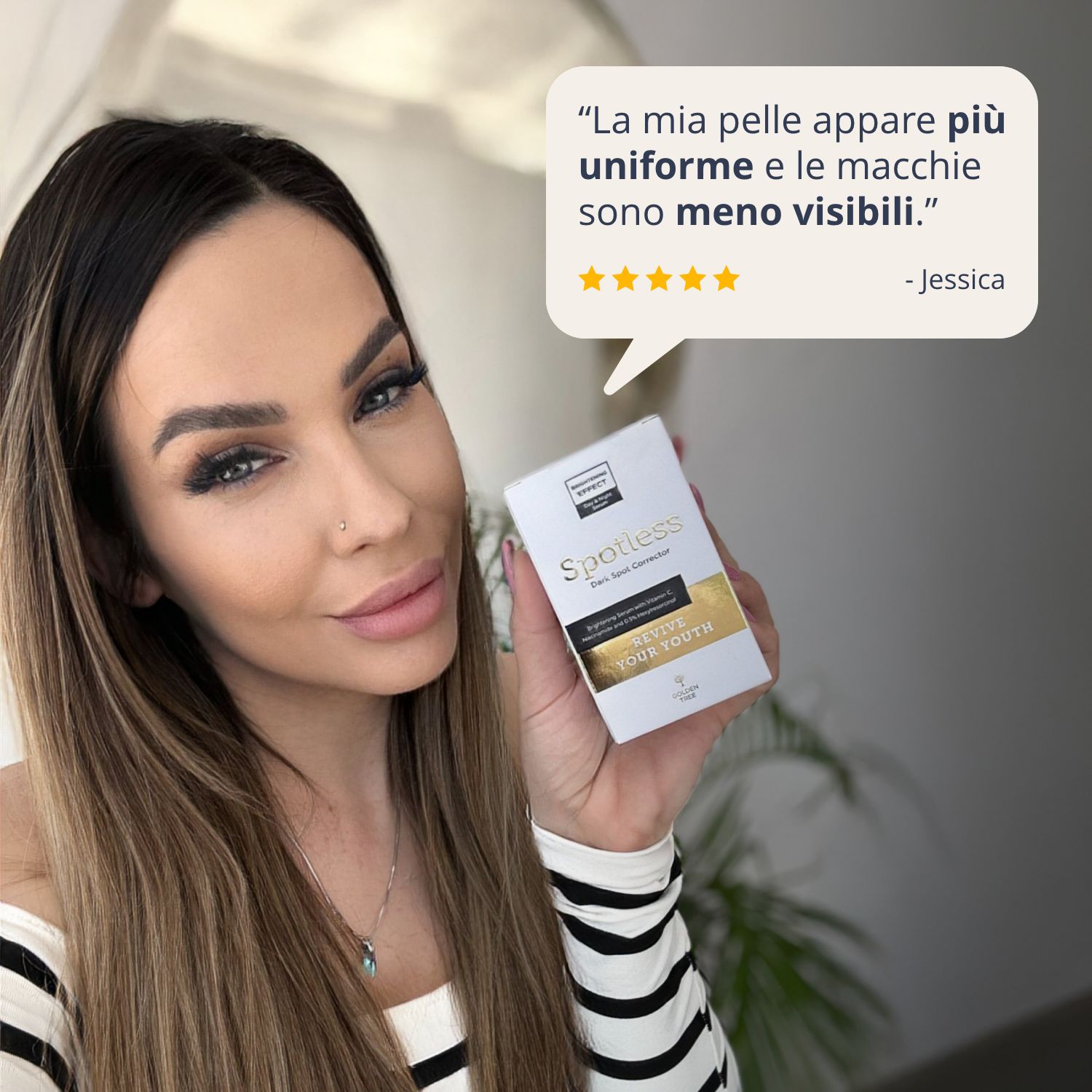Donna che tiene la confezione Golden Tree Spotless, con citazione su un tono della pelle più uniforme.