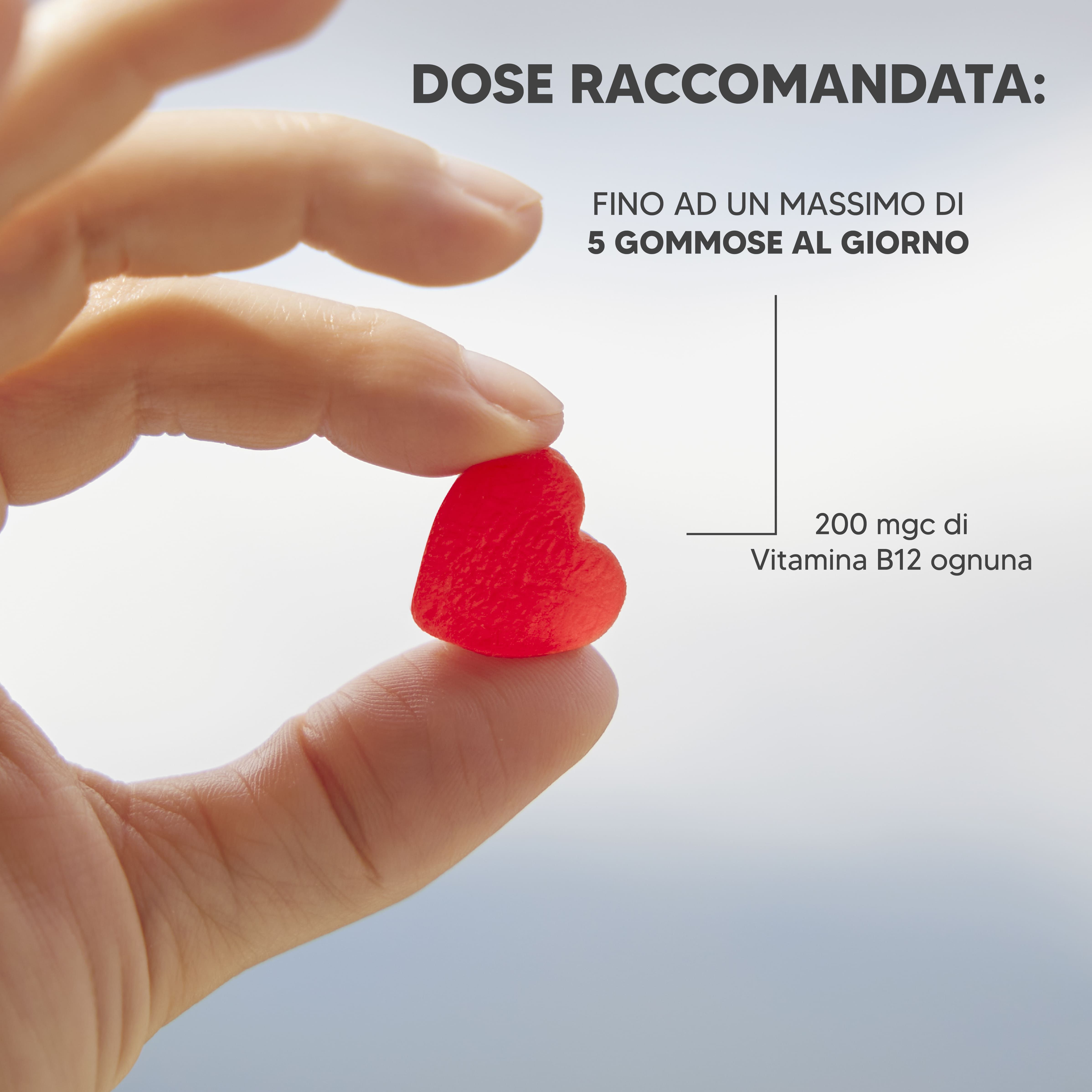 Mano che tiene una caramella gommosa rossa a forma di cuore. Testo: Fino a 5 caramelle gommose al giorno. 200 mg di vitamina B12 ciascuna.