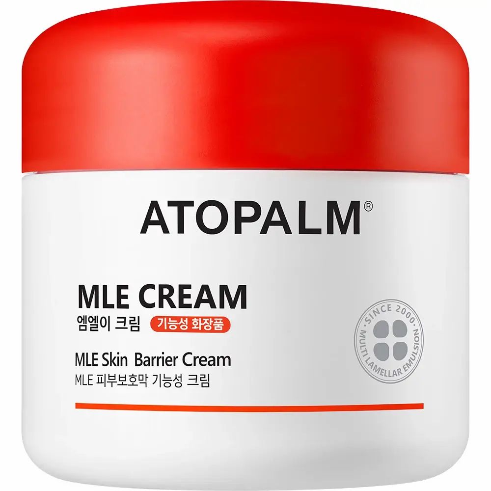 Vasetto bianco con coperchio rosso. Scritta: ATOPALM, MLE CREAM, MLE Skin Barrier Cream. Con logo.