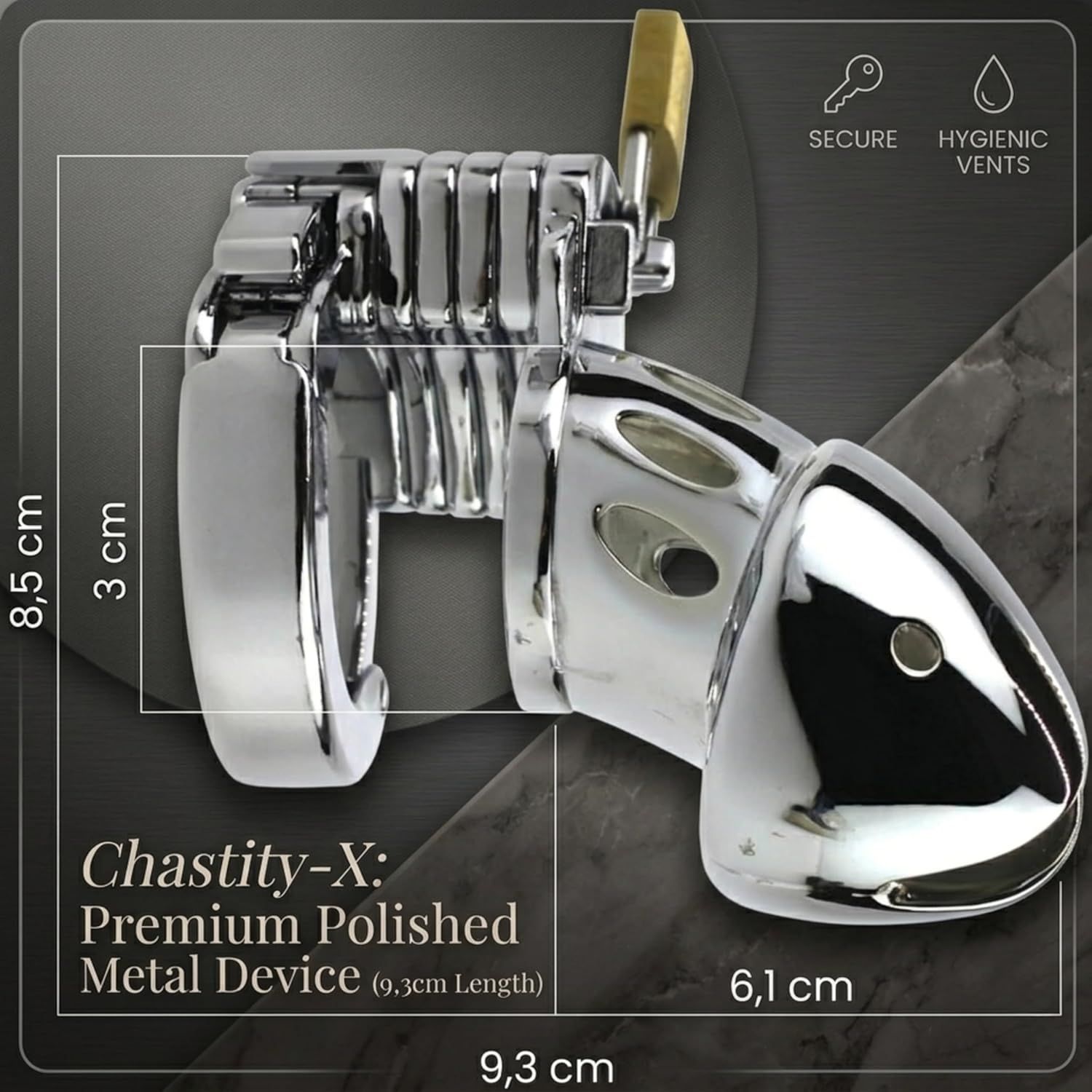 Gabbia di castità in metallo con lucchetto. Dimensioni: 9,3 cm di lunghezza, 8,5 cm di altezza, 6,1 cm di larghezza. Anello: 3 cm di altezza. Testo: Chastity-X.