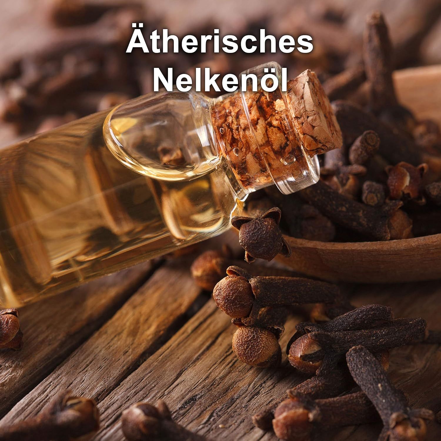 Bottiglia di vetro con olio di chiodi di garofano, tappo di sughero. Chiodi di garofano su legno. Prodotto e ingredienti.