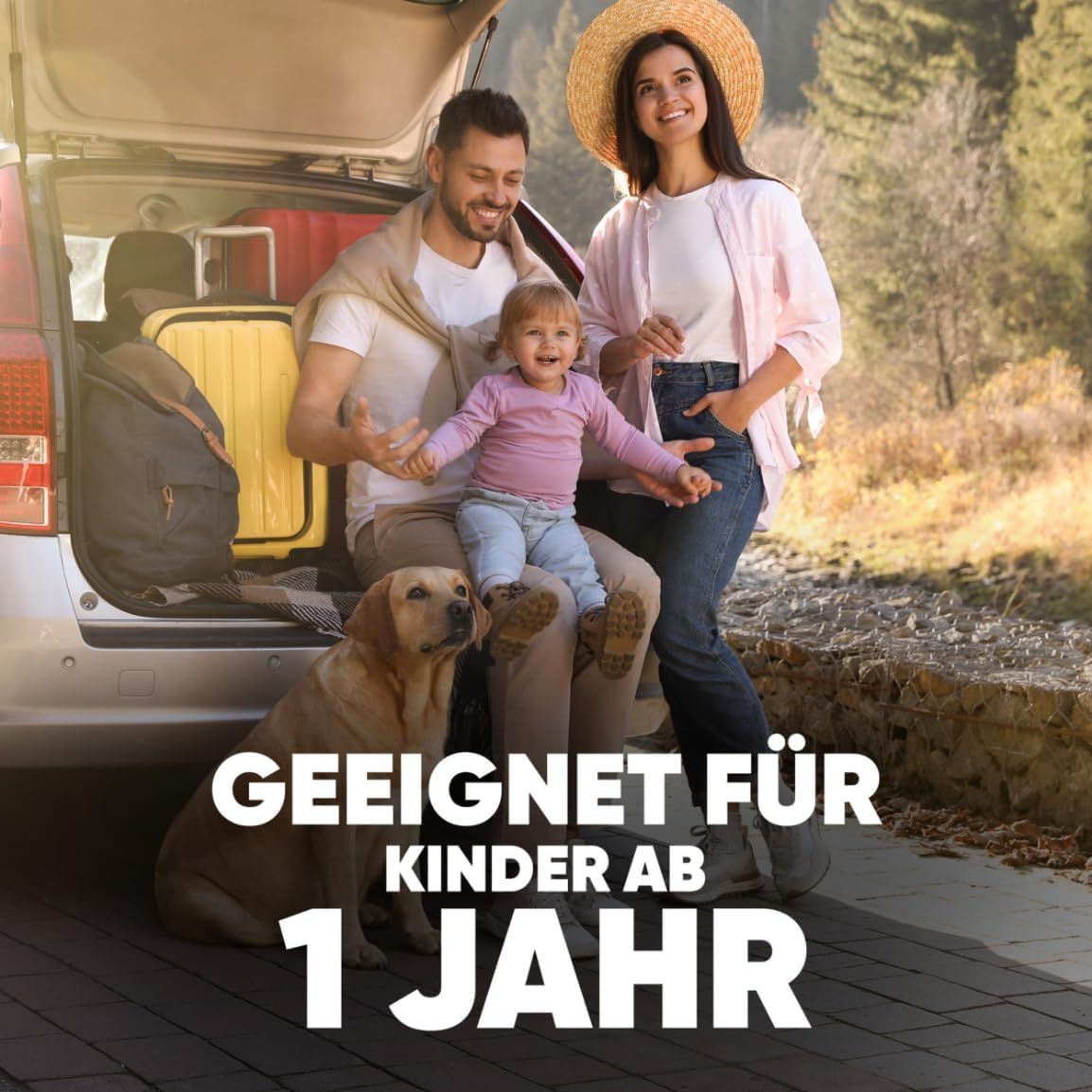 Adatto per bambini da 1 anno. Famiglia con bambino e cane davanti a un'auto.