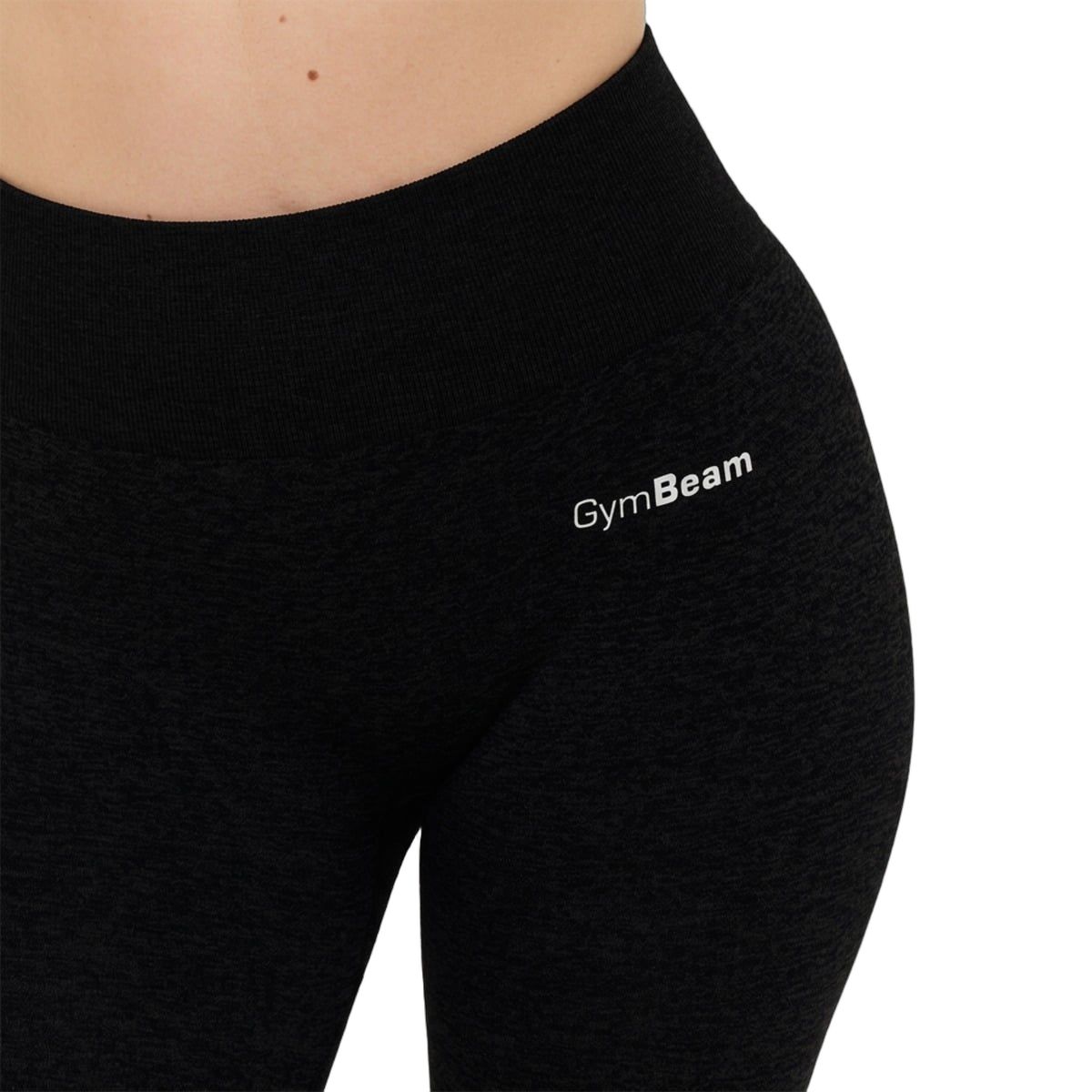 Vista ravvicinata del logo GymBeam sui leggings da donna graphite.