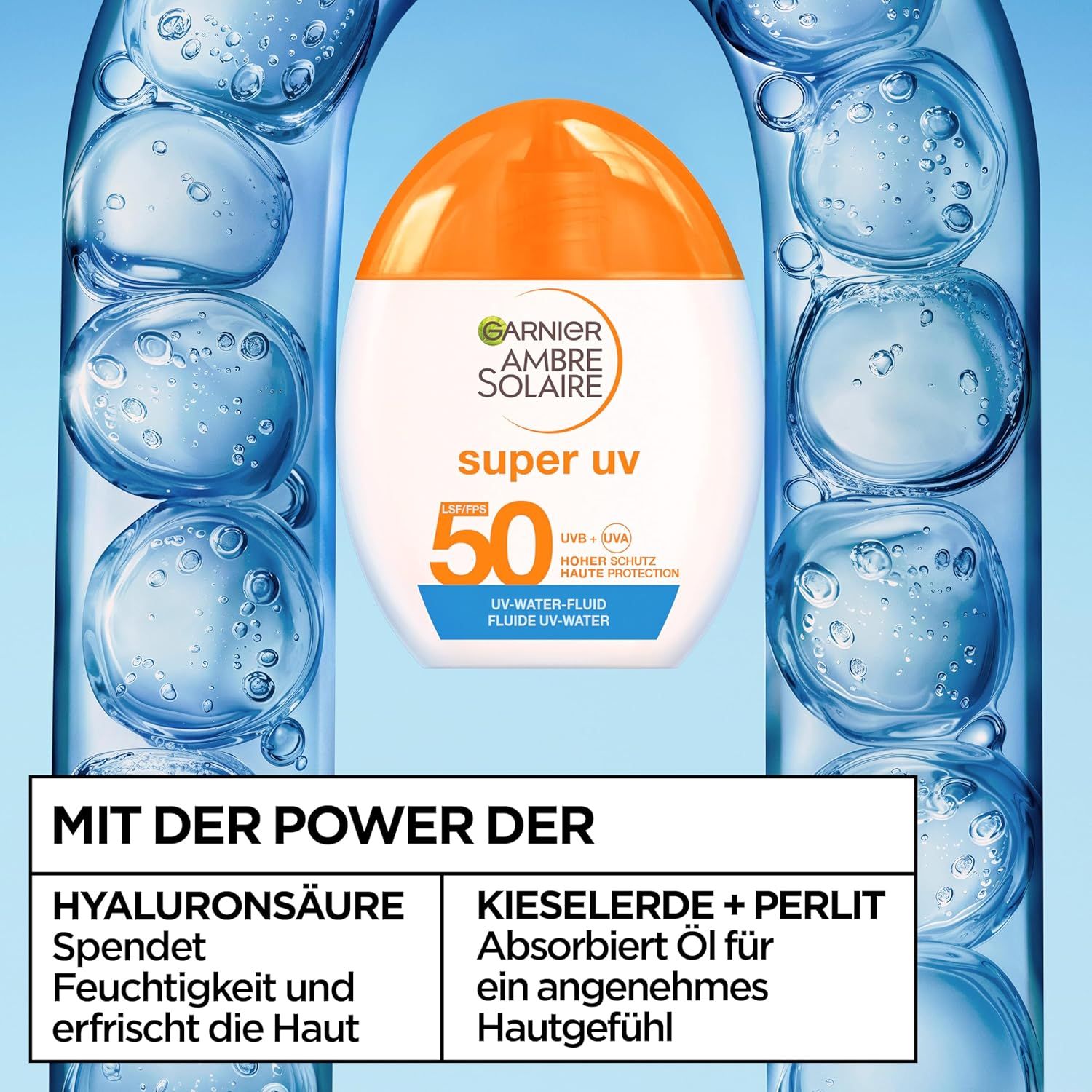 Flacone Garnier Ambre Solaire Super UV circondato da bolle d'acqua. Testo: Con il potere dell'acido ialuronico e della silice + perlite.