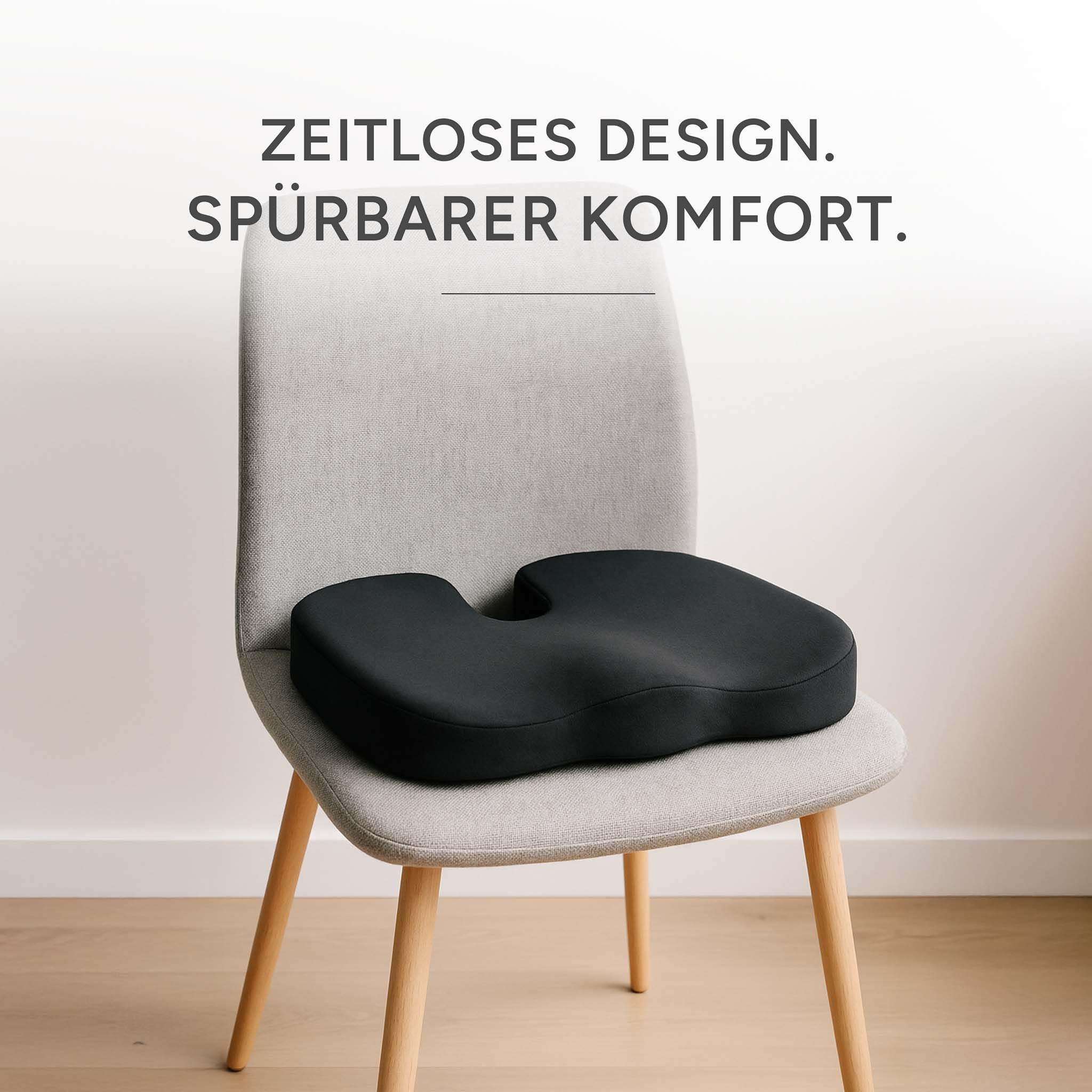 Cuscino ergonomico su una sedia, Testo: Design senza tempo. Comfort tangibile.