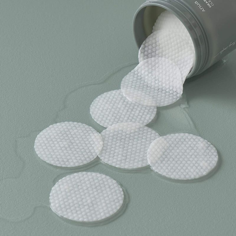 Pad su una superficie. Alcuni coperti di liquido. Barattolo sullo sfondo. Scritta: 77%.