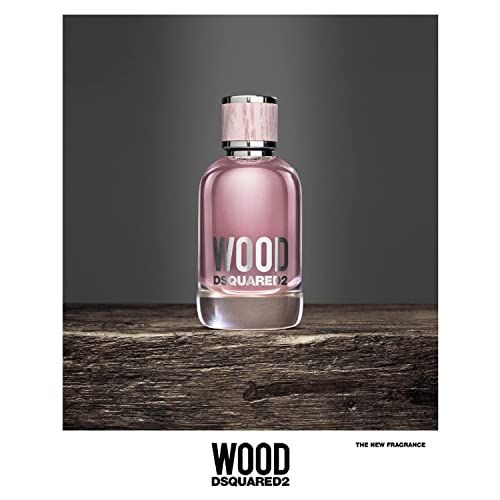 Flacone Dsquared2 Wood Eau de Toilette su superficie in legno, con scritta argentata "WOOD".