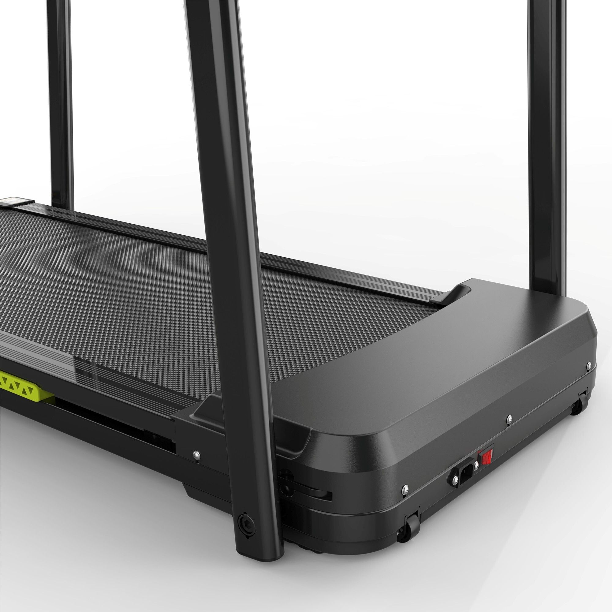 Primo piano del tapis roulant nero. Struttura nera. Accenti gialli. Per anziani. Corrimano.