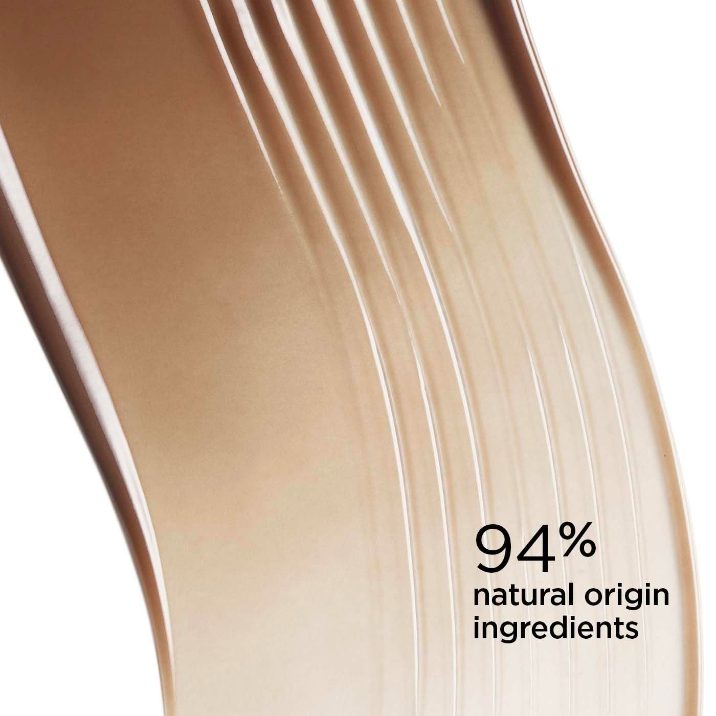 Primo piano di una sostanza cremosa. Testo: 94% ingredienti di origine naturale.