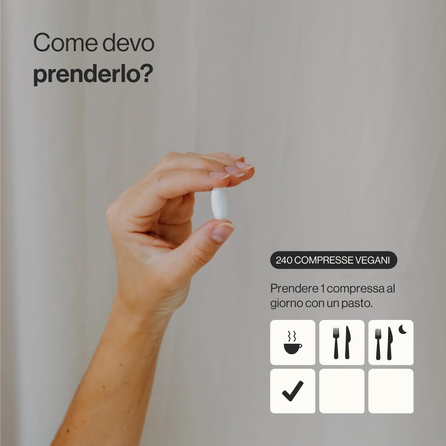 Mano che tiene una compressa bianca. Testo: 240 compresse vegane. Raccomandazioni d'uso con simboli.
