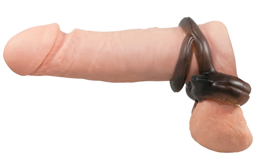 Penis mit Penis-/Hodenring-Trio. Dunkelgraue Ringe am Penis und Hodensack. Reizillen innen.