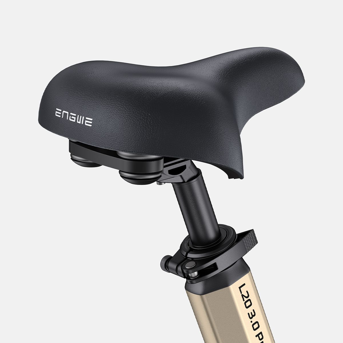 Sella bici nera con logo ENGWE. Su telaio beige.