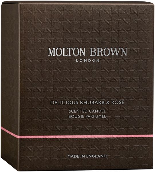 Scatola quadrata marrone con motivo in rilievo. Scritta: Molton Brown London, Delicious Rhubarb & Rose, Scented Candle, Bougie Parfumée.