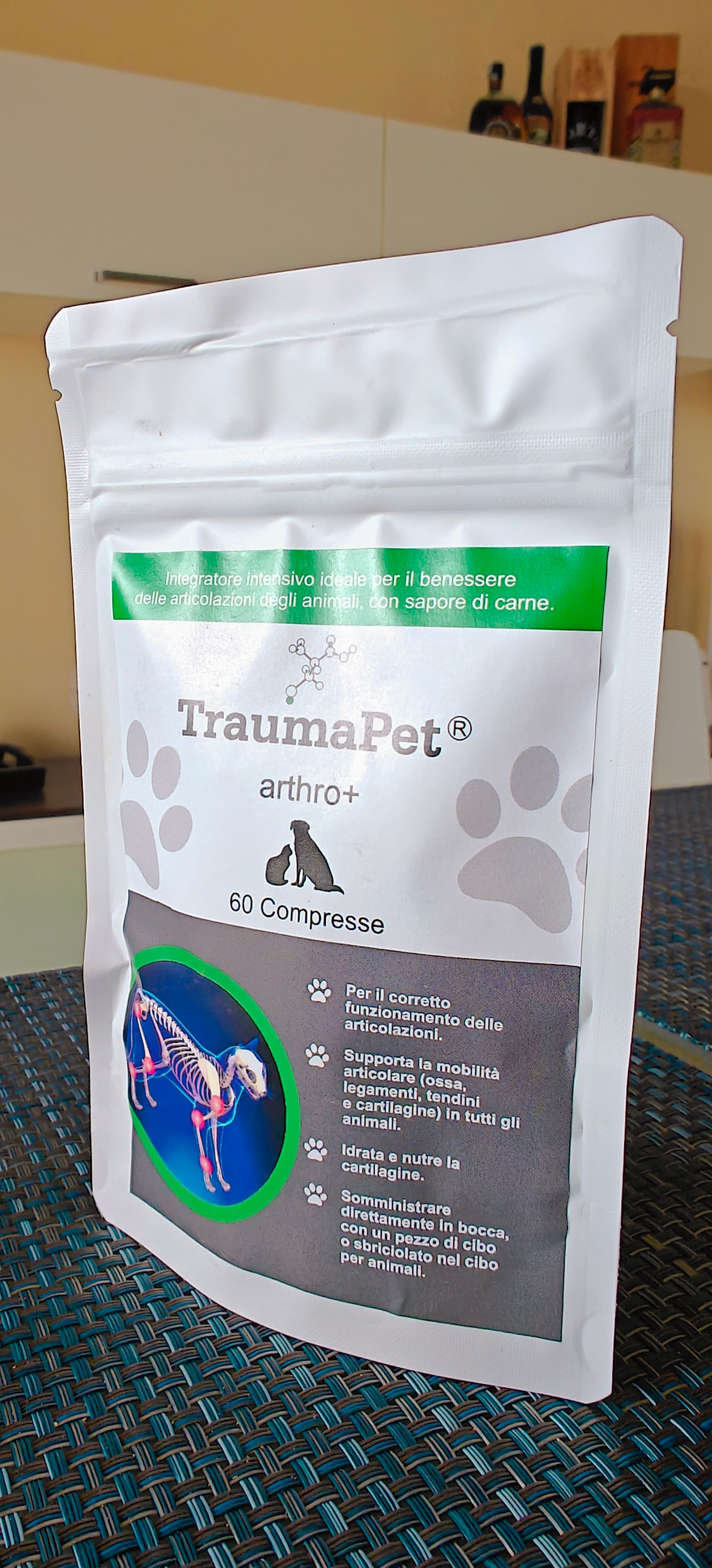 Confezione del prodotto. Testo: TraumaPet arthro+, 60 Compresse. Illustrazione: Scheletro di cane con articolazioni evidenziate.