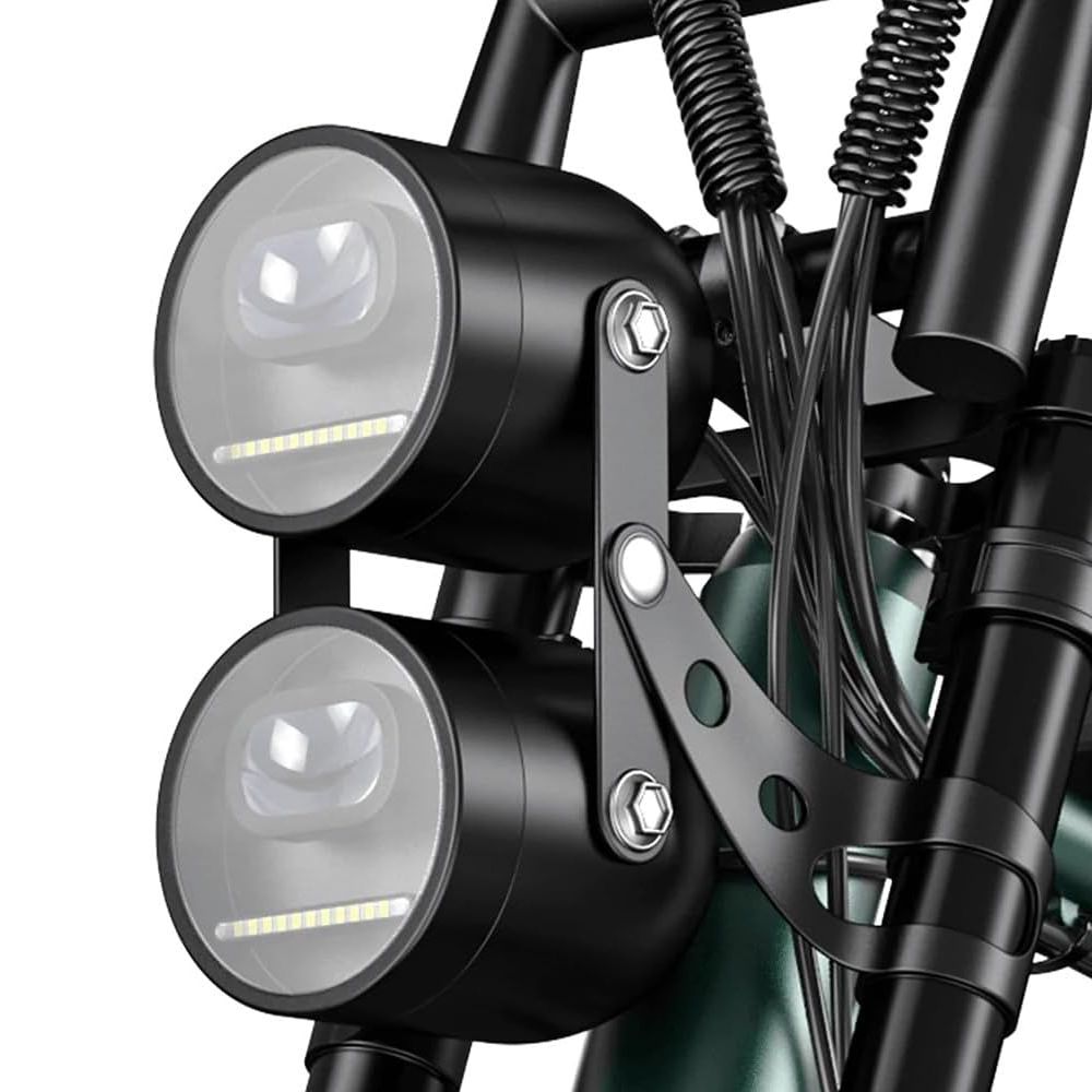 Primo piano dei doppi fari della e-mountain bike. Alloggiamento nero, luci a LED.