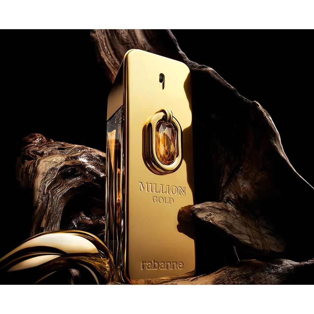Flacone dorato con la scritta "Million Gold" e "rabanne". Il flacone è circondato da legno.
