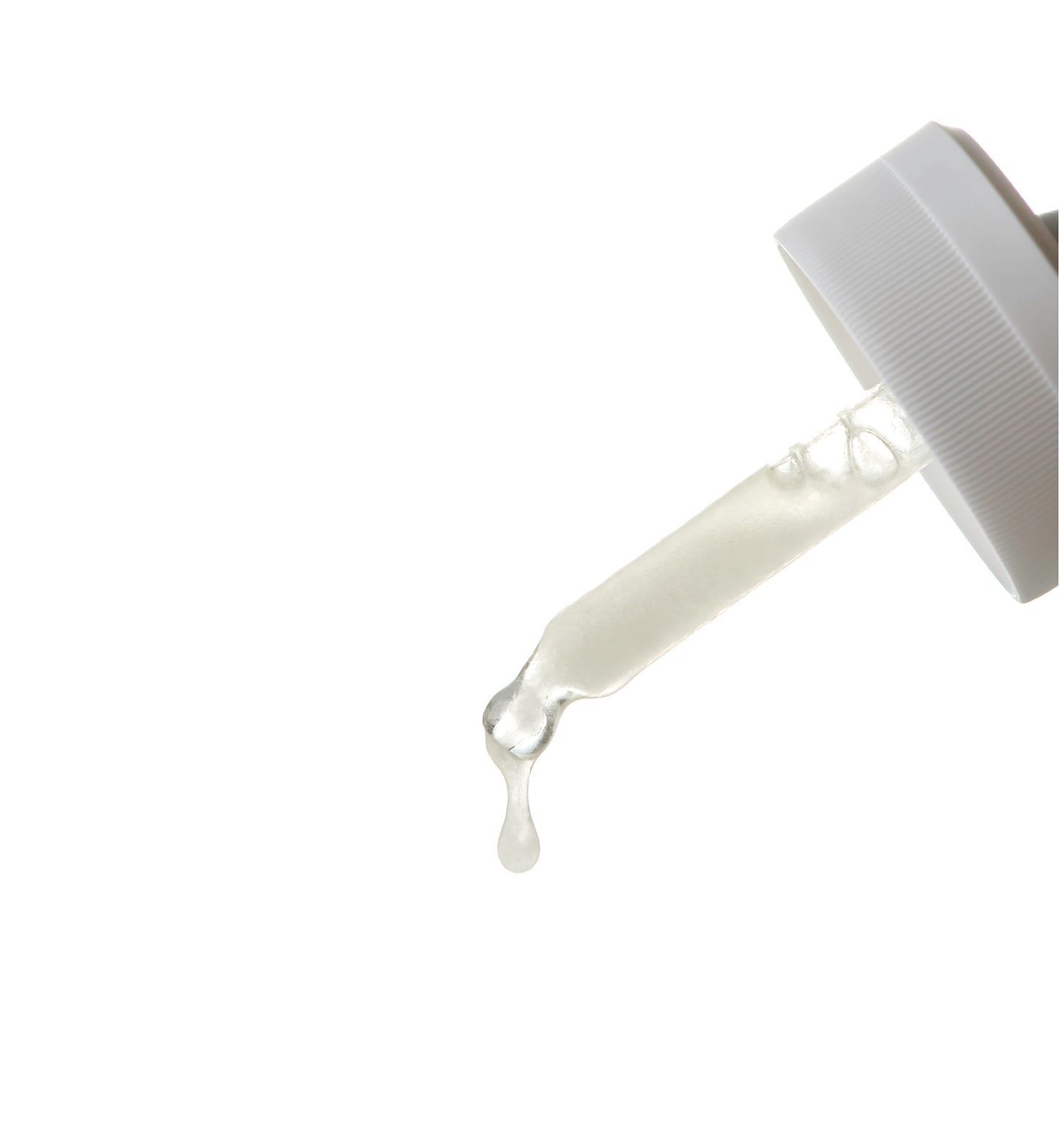 Pipetta con goccia di siero. Liquido che gocciola. Sfondo bianco.