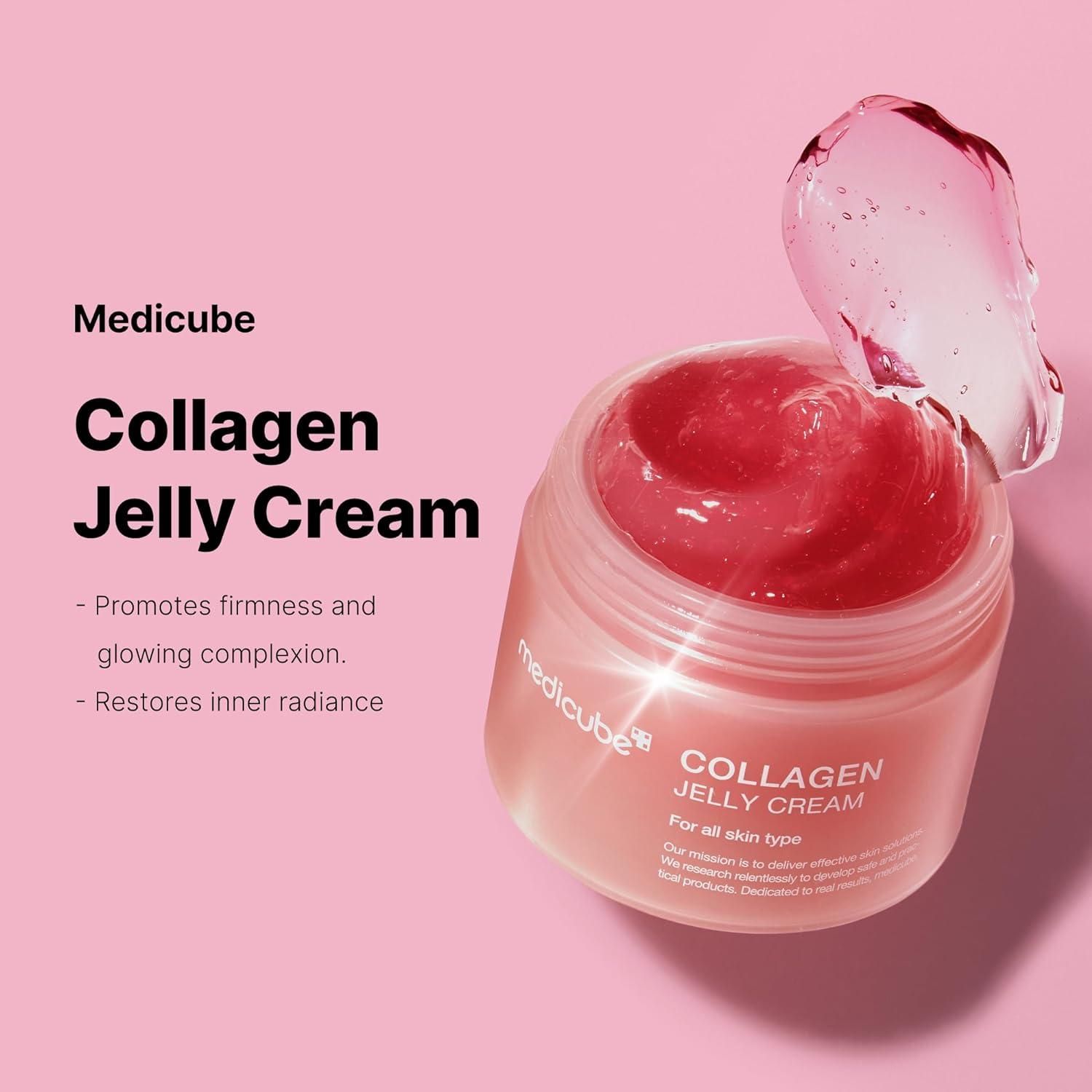 Vaso aperto con crema rosa. Scritta: Medicube, Collagen Jelly Cream. Sfondo rosa.