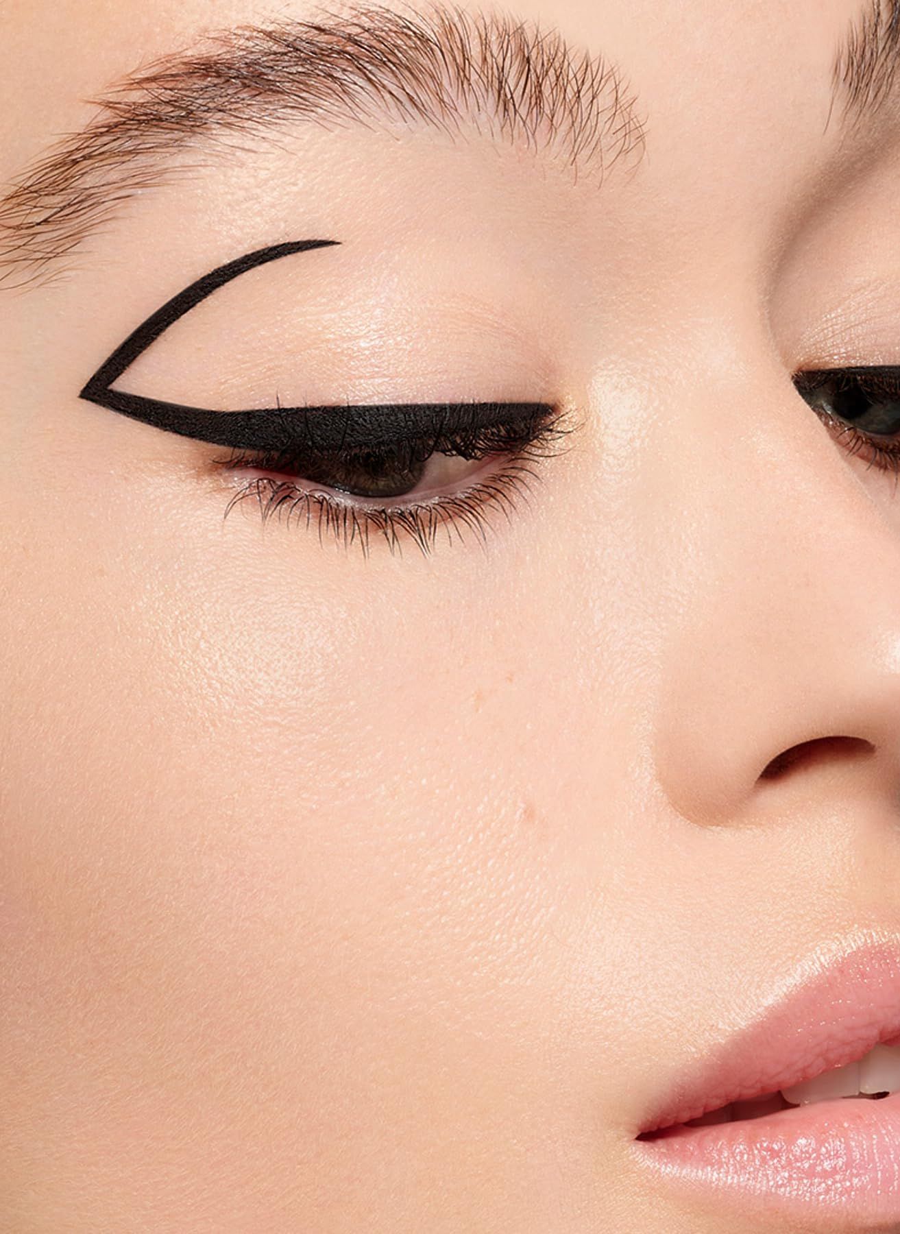 Primo piano di un viso con una linea di eyeliner nero sull'occhio.