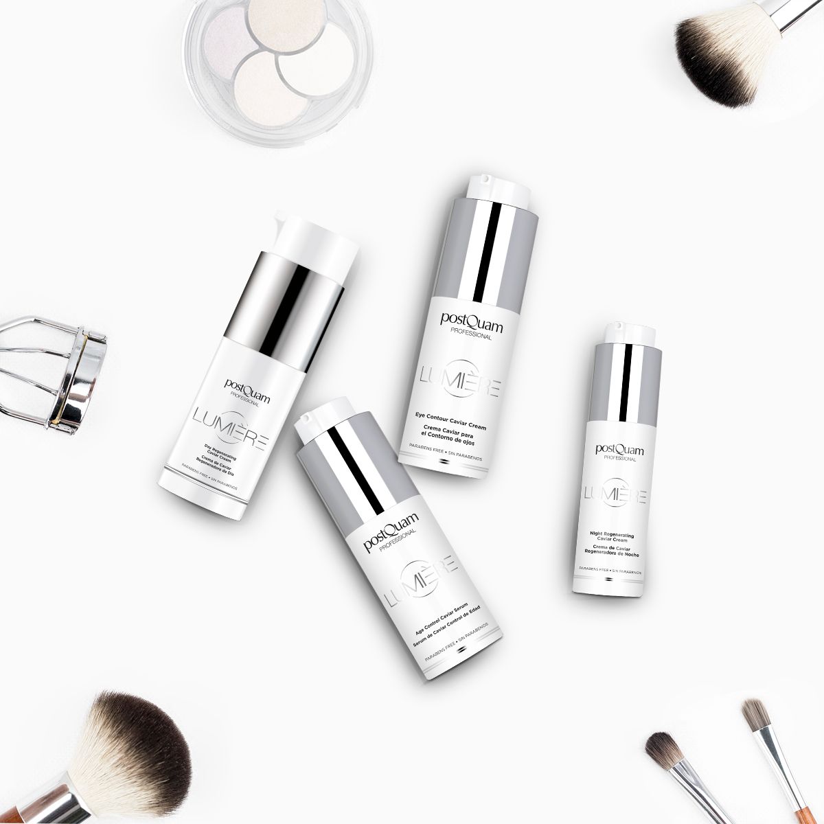 Diversi flaconi di crema e accessori per il trucco su sfondo bianco. Scritta: PostQuam Professional, Lumière.