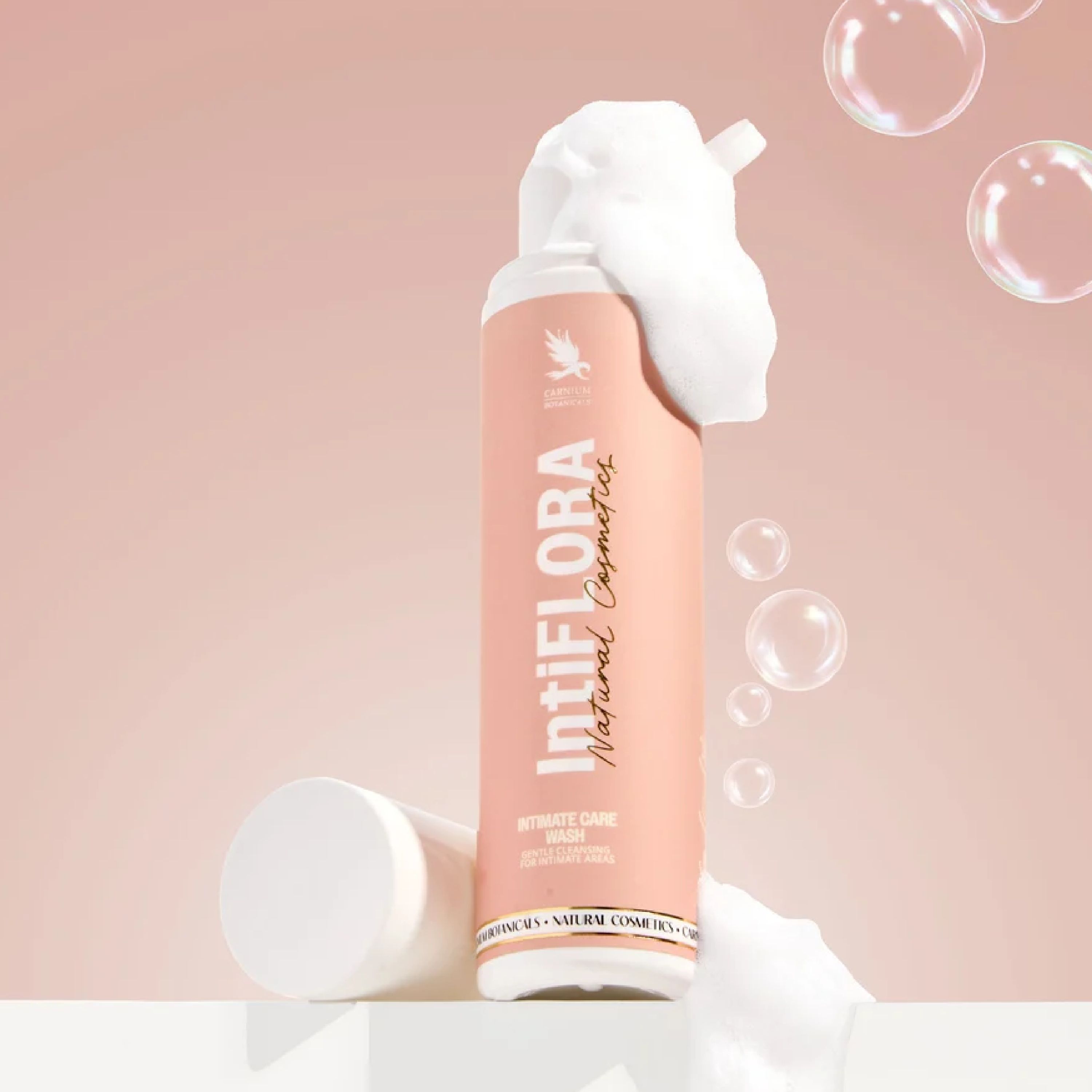 Schiuma lavante intima IntiFLORA con schiuma che esce dal dispenser.