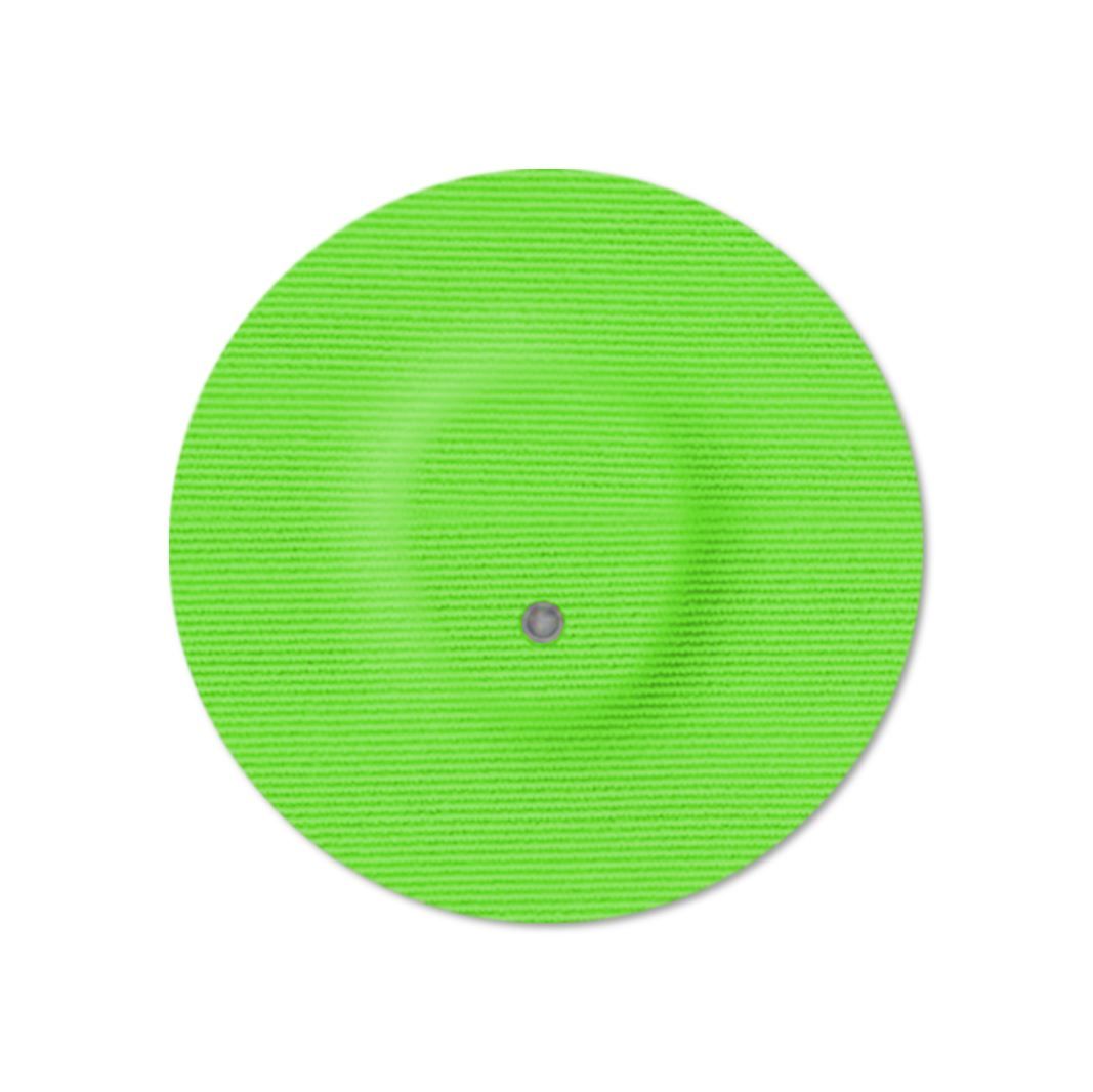Cerotto rotondo verde con foro centrale. Superficie a trama fine. Cerotto adesivo per dispositivi medici.