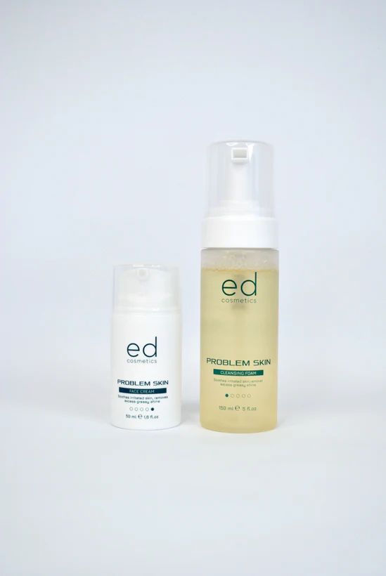 Due flaconi: una crema bianca e un flacone di schiuma trasparente con "ed cosmetics" e "PROBLEM SKIN".
