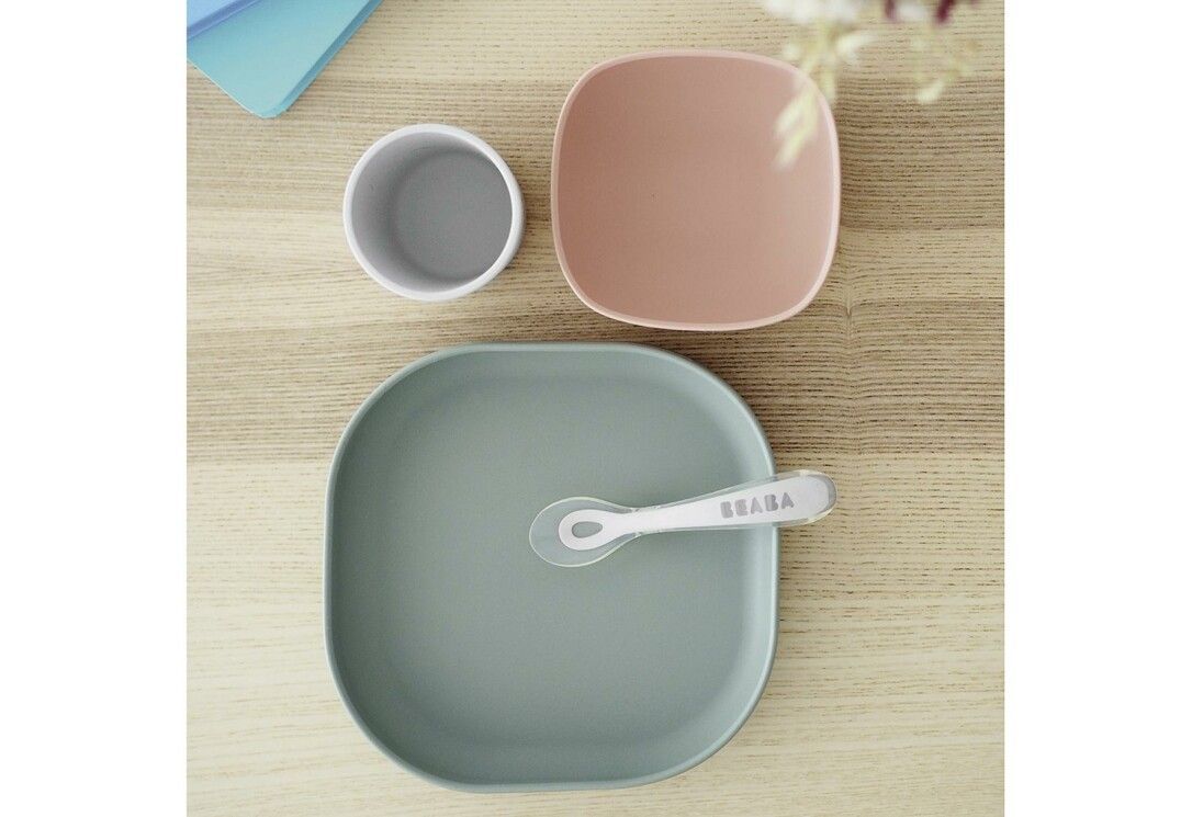 Set di stoviglie con piatto, ciotola, tazza e cucchiaio. Colori: verde, rosa, bianco. Cucchiaio con logo BEABA.