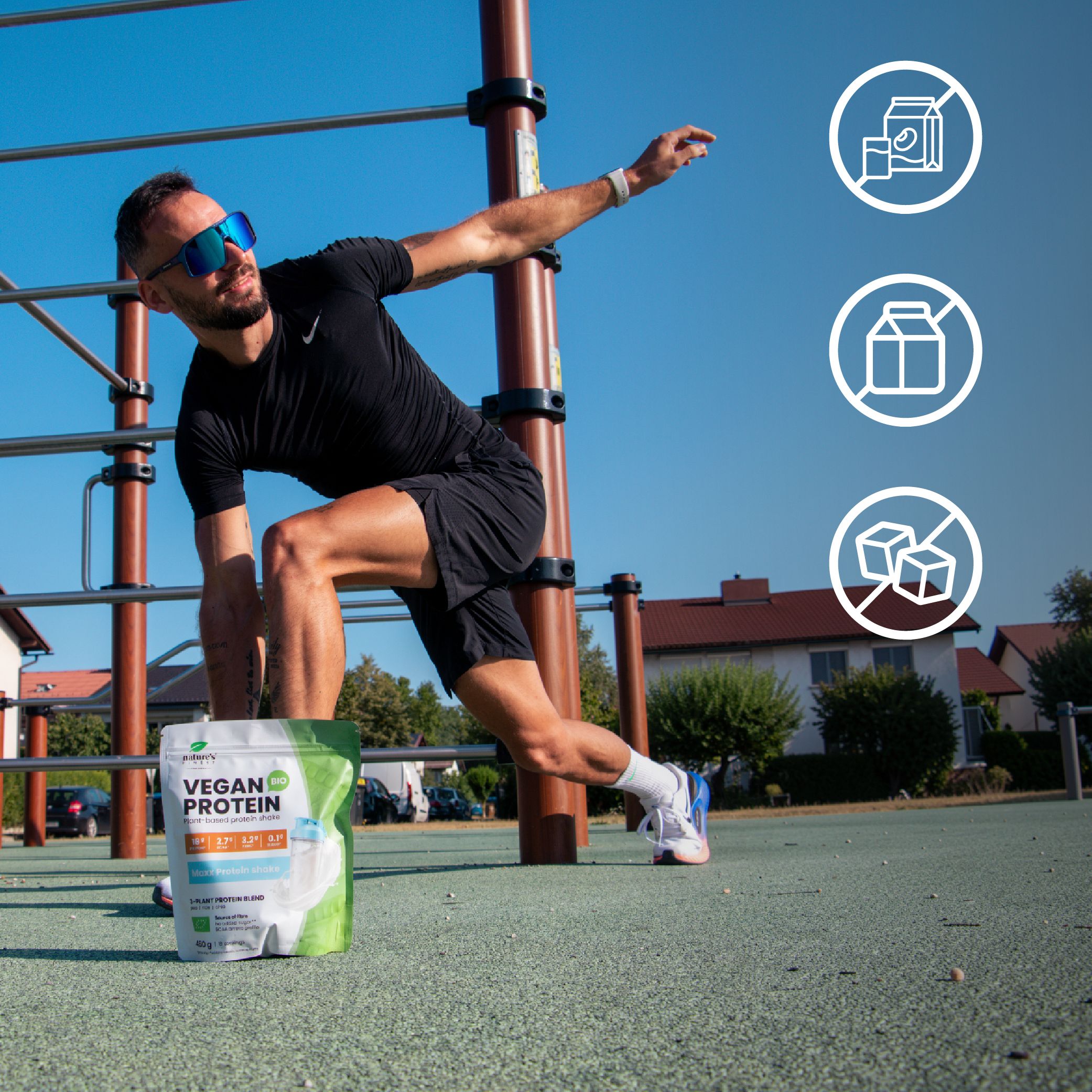 Uomo in abbigliamento sportivo con occhiali da sole, sacchetto di proteine vegane, icone senza latte, senza zucchero.