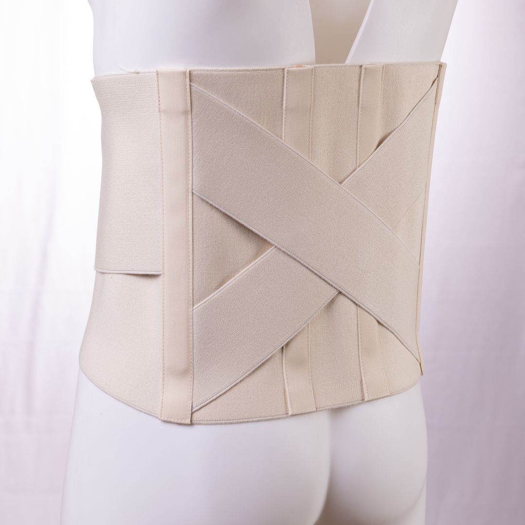 Cintura di supporto lombare beige su manichino. Vista posteriore. Cinghie incrociate e chiusura a velcro.