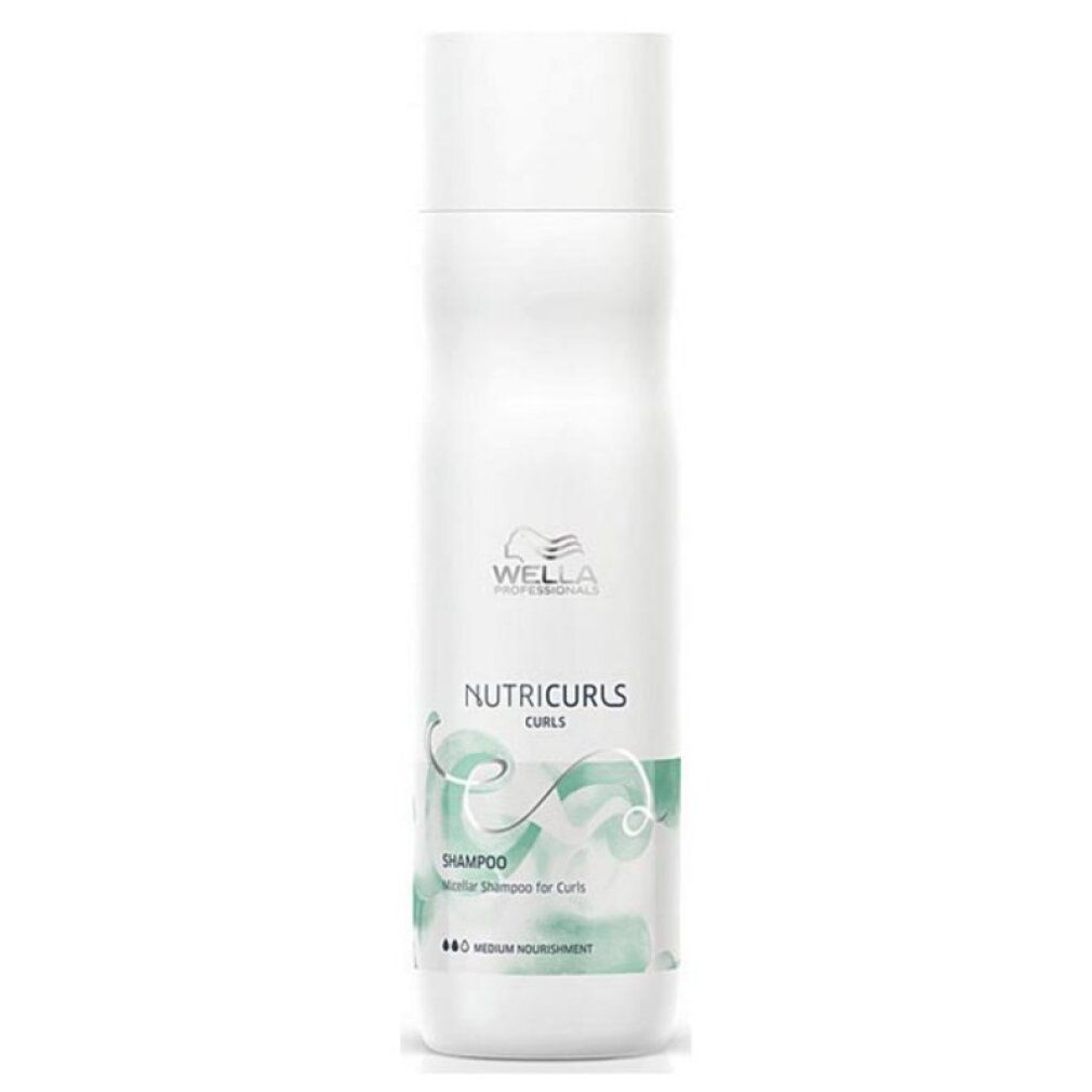 Flacone di shampoo bianco con etichetta verde. Scritta "Nutricurls Curls" e "Shampoo".