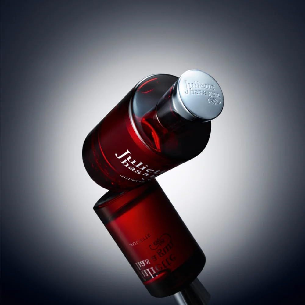 Flacone di vetro rosso con tappo argentato. Scritta: Juliette has a gun. JULIETTE.