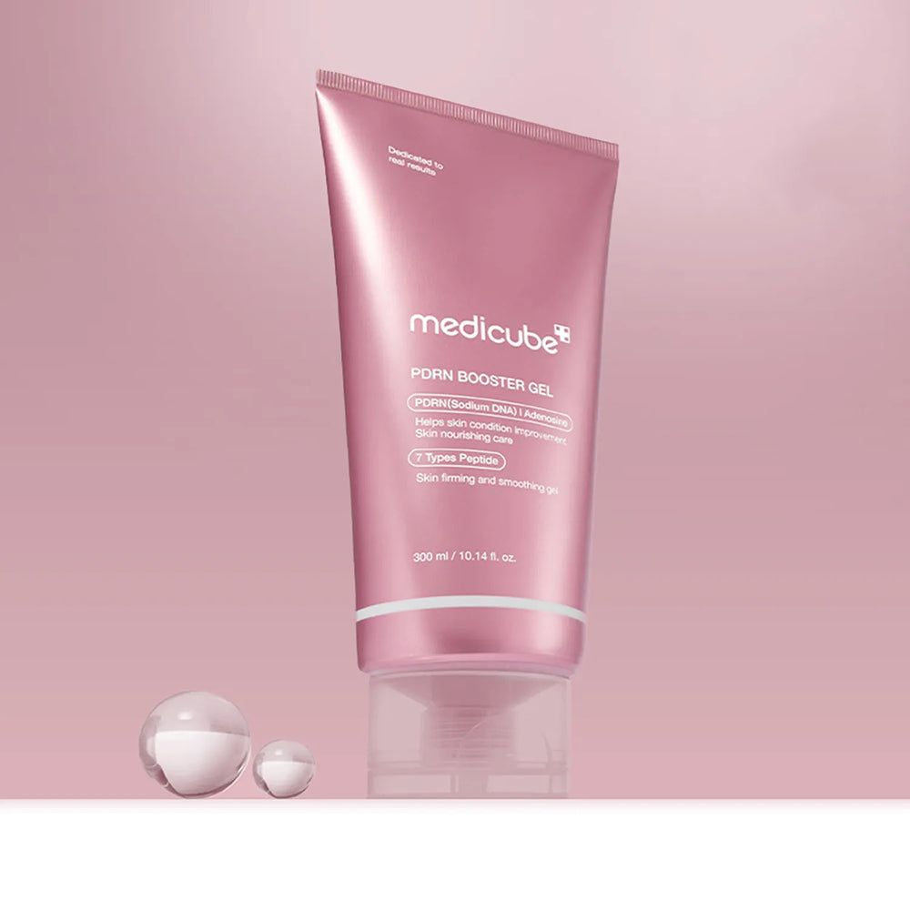 Tubo rosa MEDICUBE PDRN Booster Gel. Testo e informazioni sul prodotto. Due sfere trasparenti in primo piano.