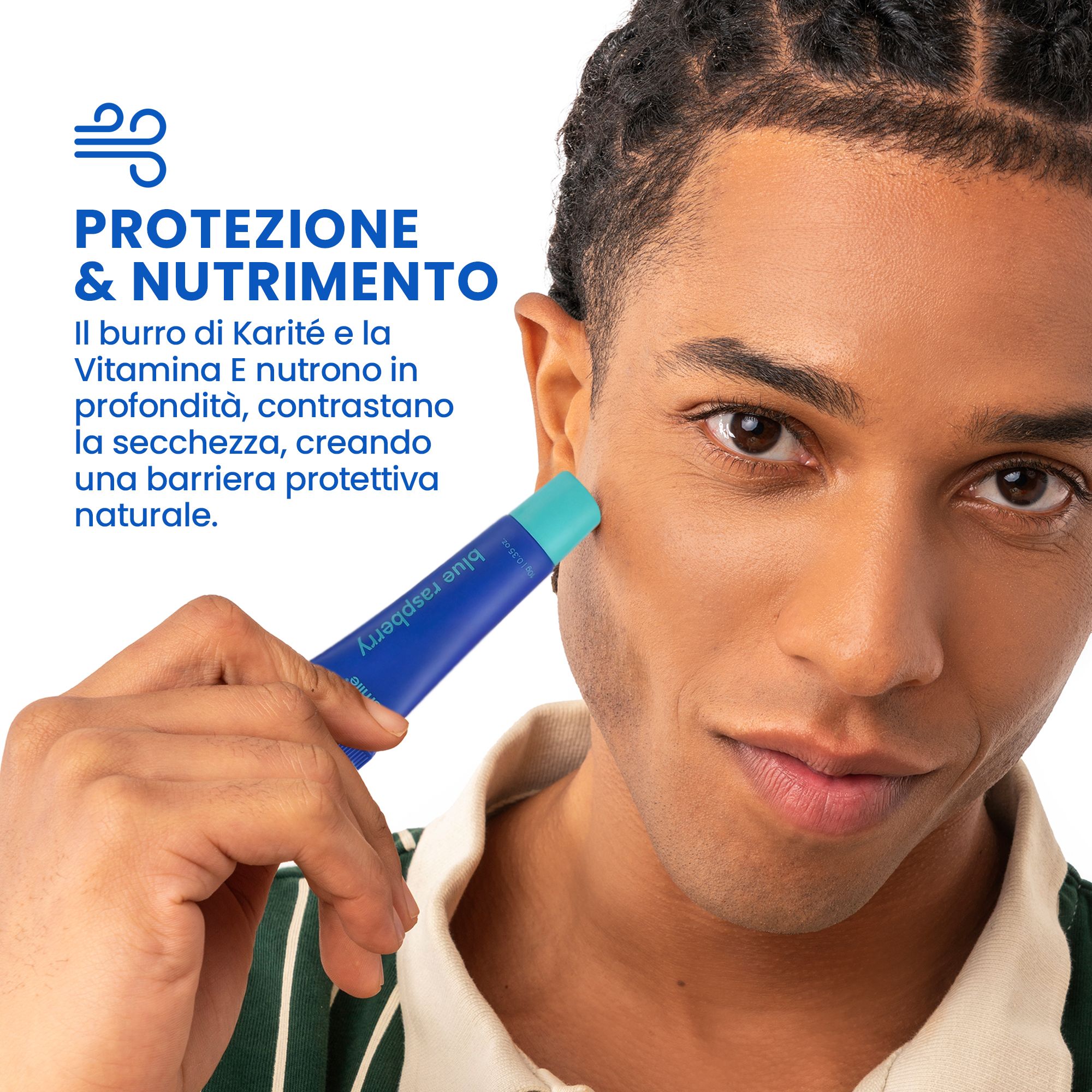 Uomo con balsamo labbra blu. Testo: PROTEZIONE & NUTRIMENTO. Tubetto di balsamo labbra con tappo blu.