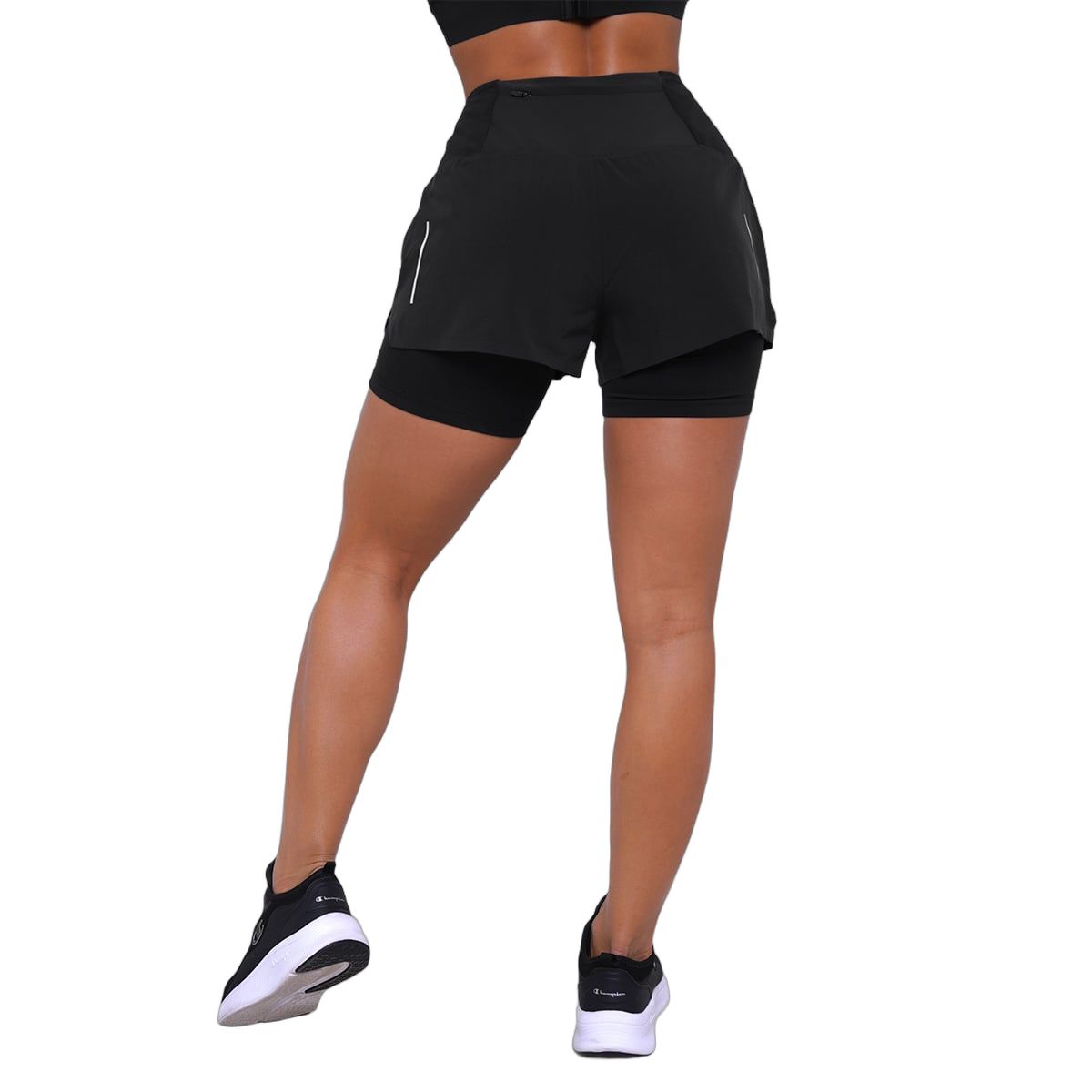 Vista posteriore dei pantaloncini neri 2-in-1 da donna con leggings integrati.