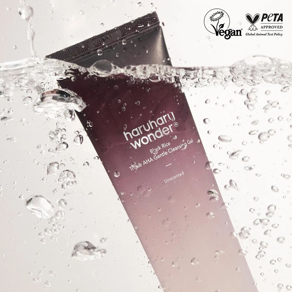 Tubo di gel detergente Haruharu Wonder Black Rice Triple AHA nell'acqua. Loghi Vegan e PETA.