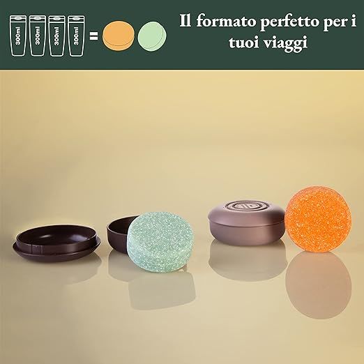 Due saponette rotonde, arancione e verde, in contenitori. Testo: « Il formato perfetto per i tuoi viaggi ». Contenitori e saponi.