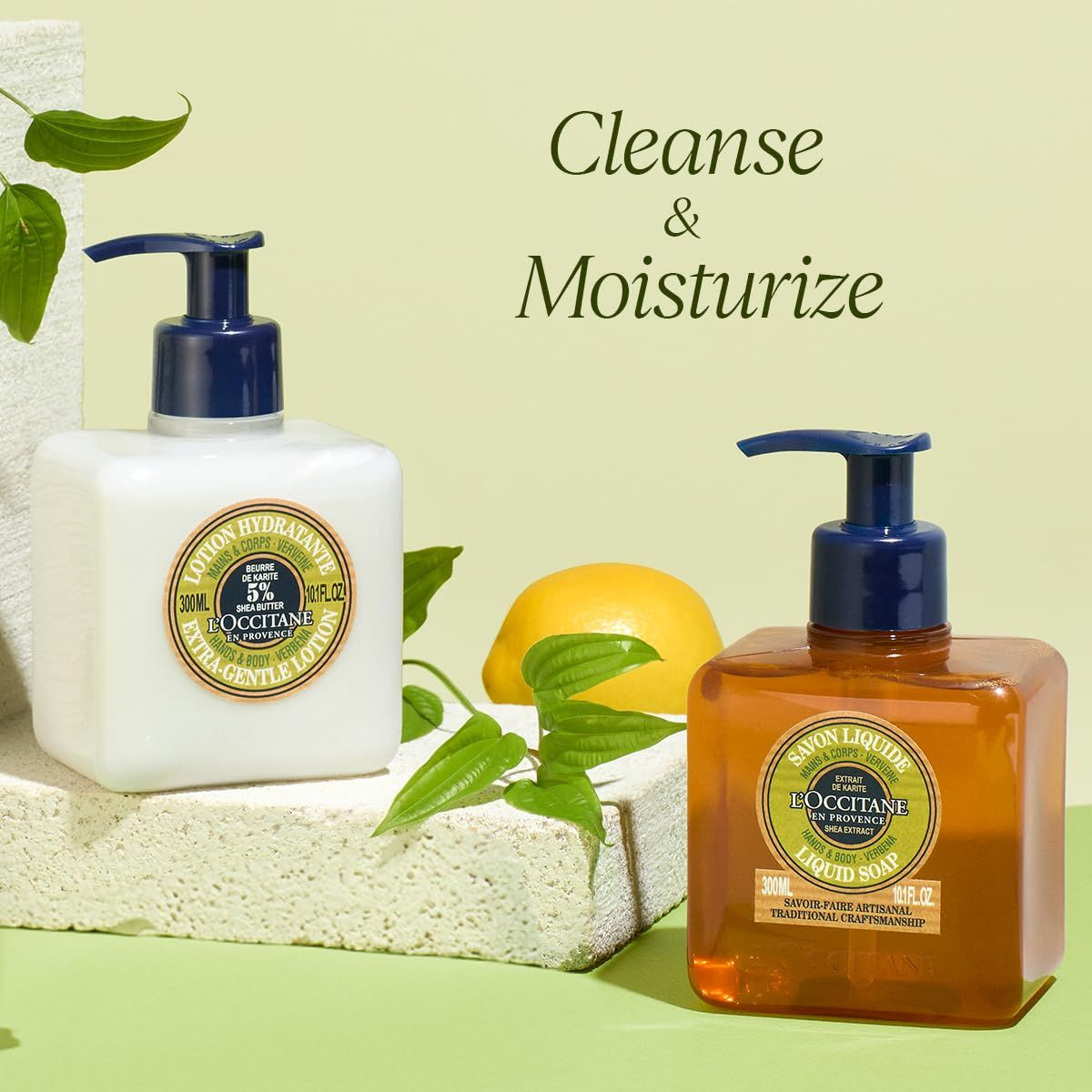 Due flaconi di sapone liquido e lozione. Uno giallo e uno bianco con dosatore a pompa. Limone e foglie sullo sfondo.