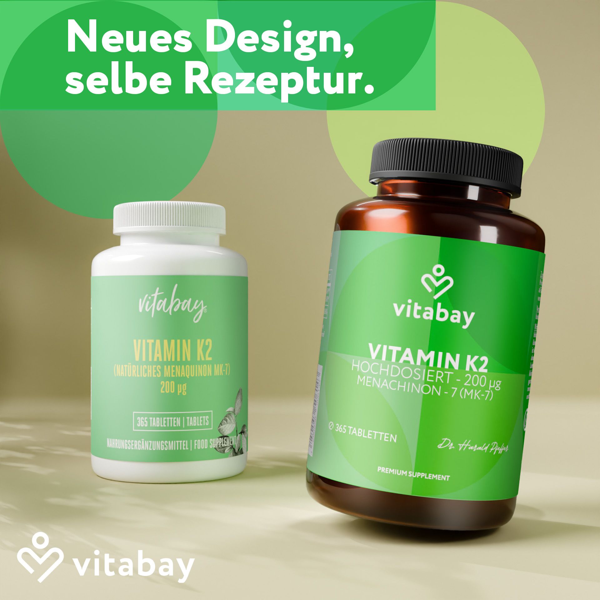 Due flaconi "Vitabay Vitamin K2". Un flacone bianco e uno marrone. Testo: "Nuovo design, stessa ricetta".