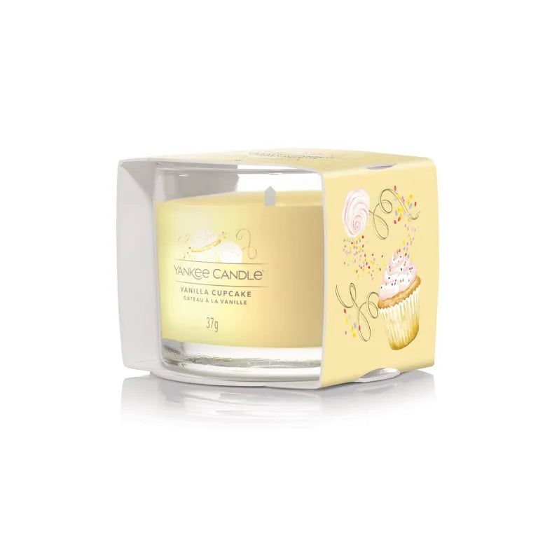 Candela nella confezione. Scritta: Yankee Candle Vanilla Cupcake, 37g. Contenitore trasparente.