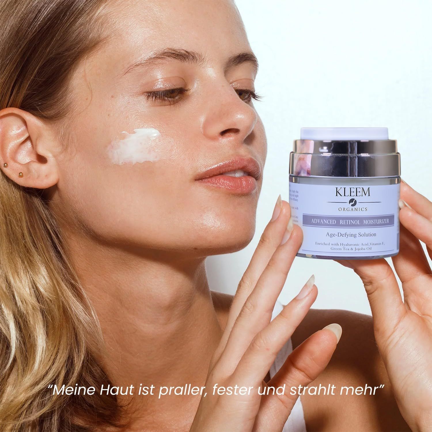 Donna tiene il prodotto. Testo: Kleem Organics, Advanced Retinol Moisturizer. Citazione: La mia pelle è più rimpolpata, soda e luminosa.