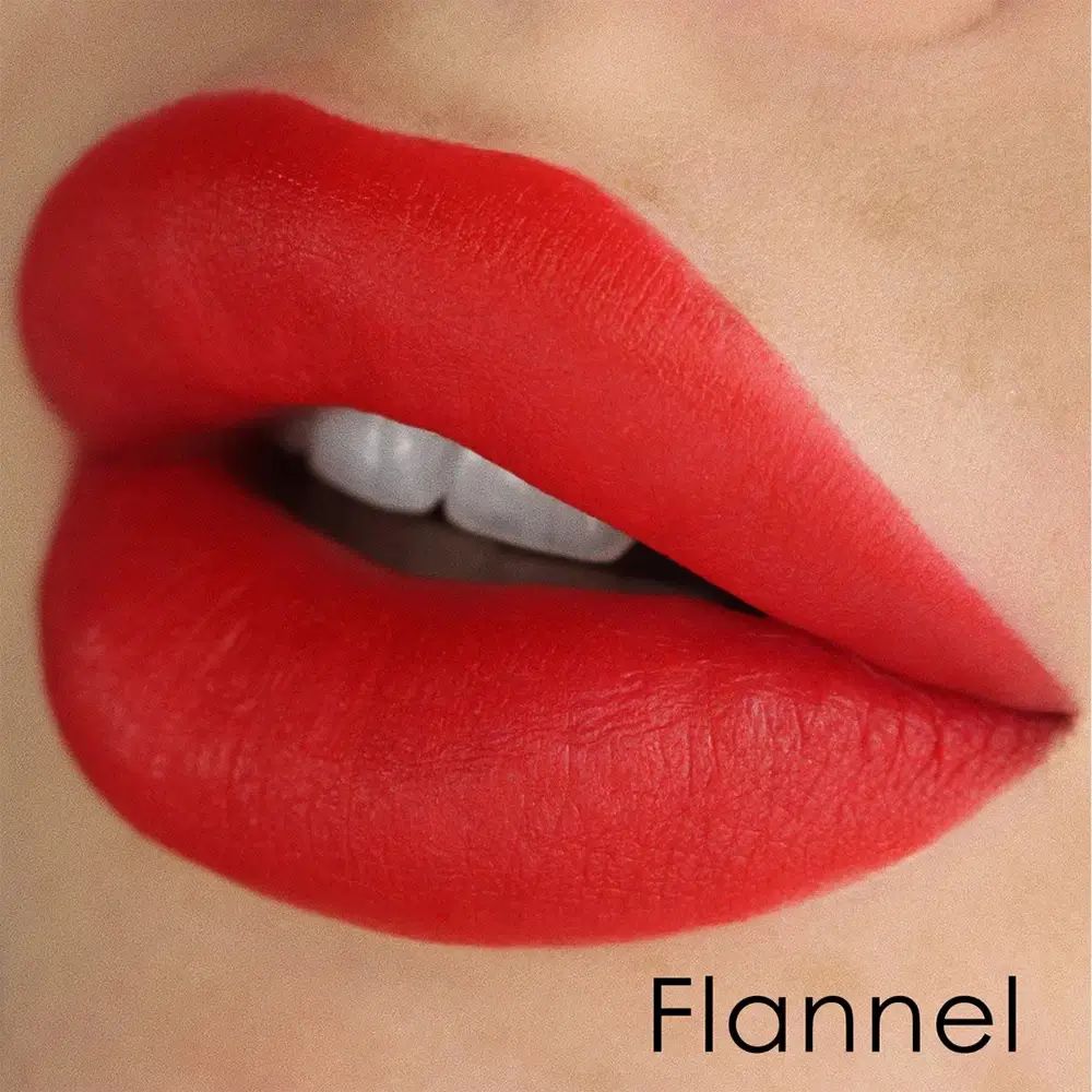 Labbra rosse con rossetto. Testo: Flannel.