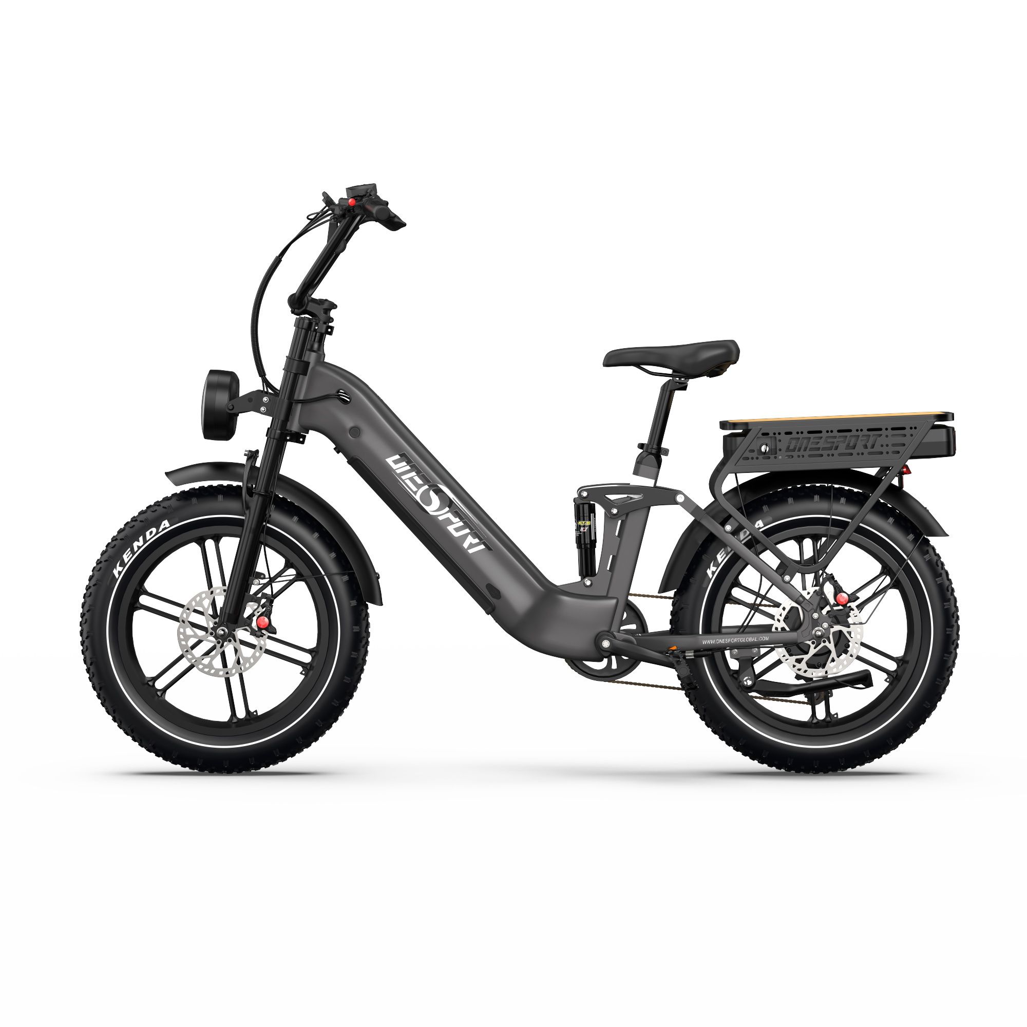 E-bike nera, vista laterale. Pneumatici larghi, faro anteriore, portapacchi. Scritta "UEOFURI" sul telaio.
