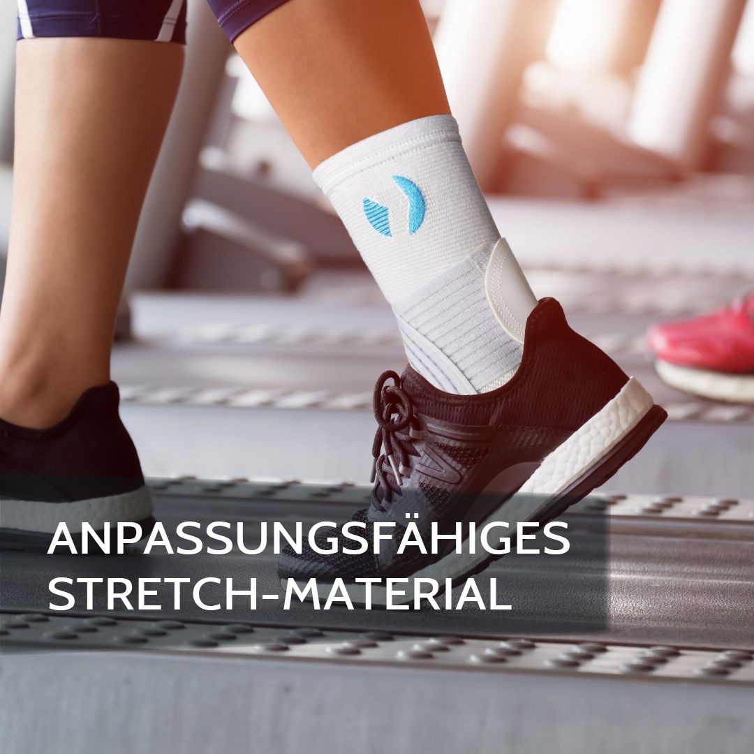 Persona sul tapis roulant con tutore alla caviglia. Prodotto bianco con logo blu. Materiale stretch adattabile.